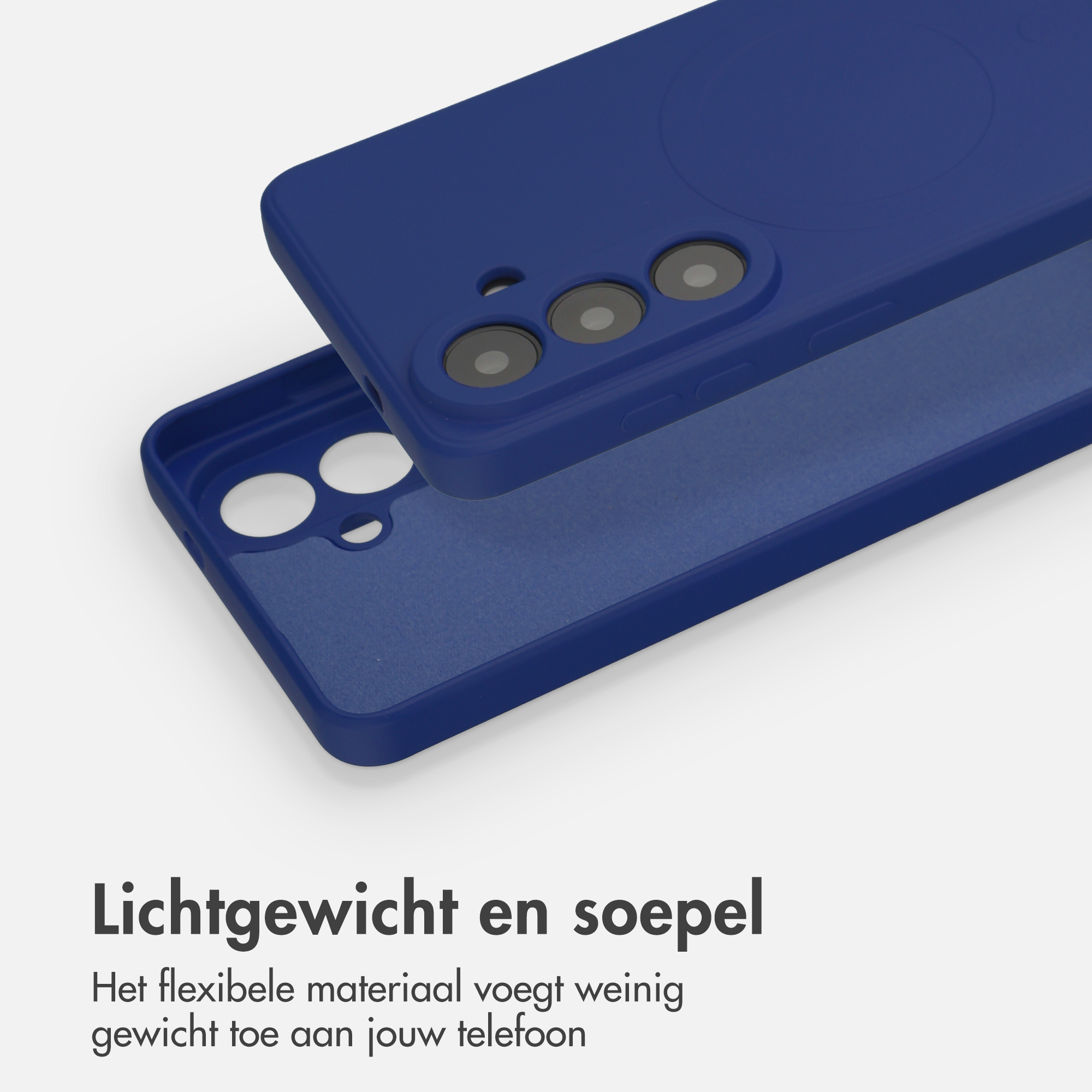 Trois coques de téléphone bleues sont posées les unes à côté des autres sur fond blanc.