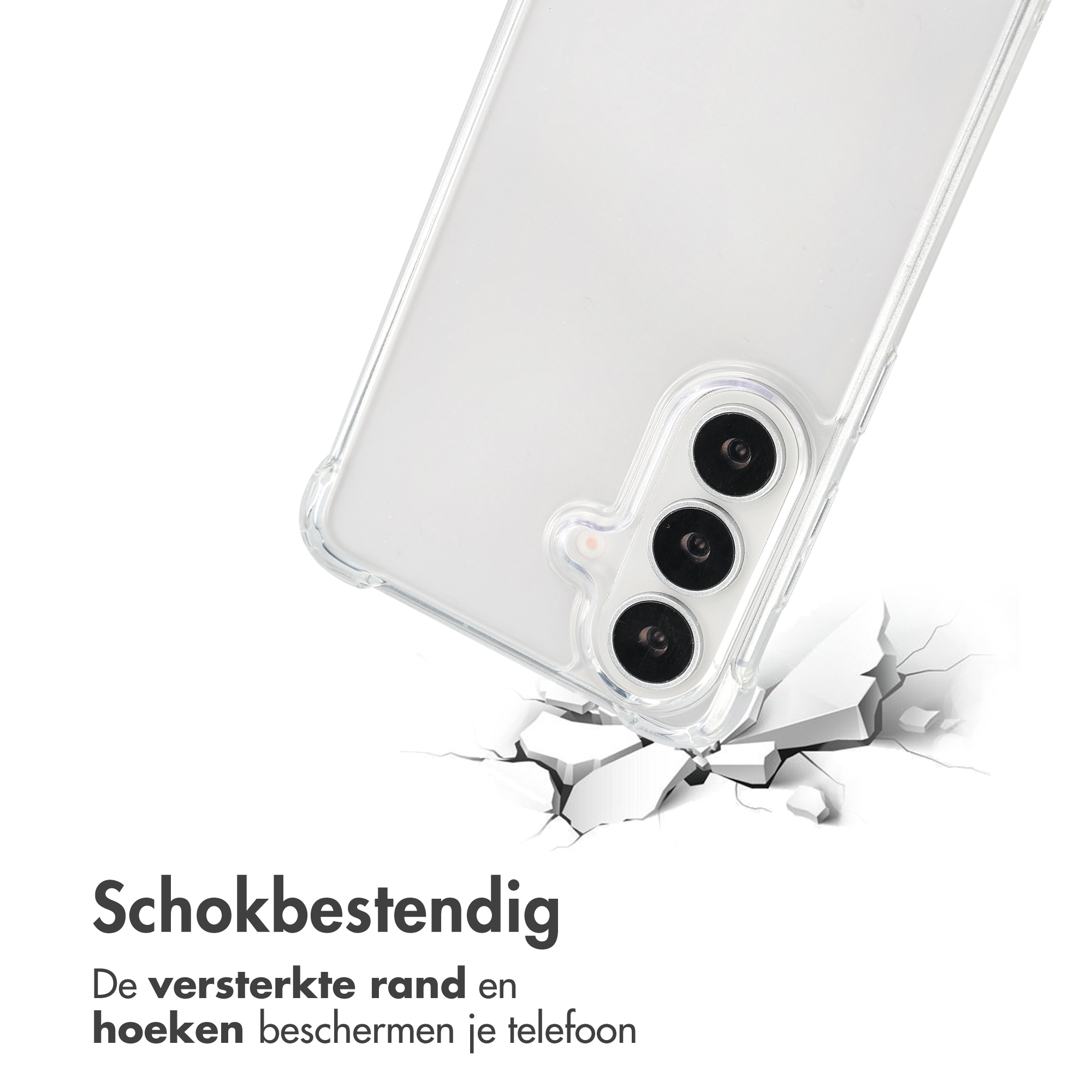 Een doorzichtige telefoonhoes met drie cameralenzen op gebroken grond.