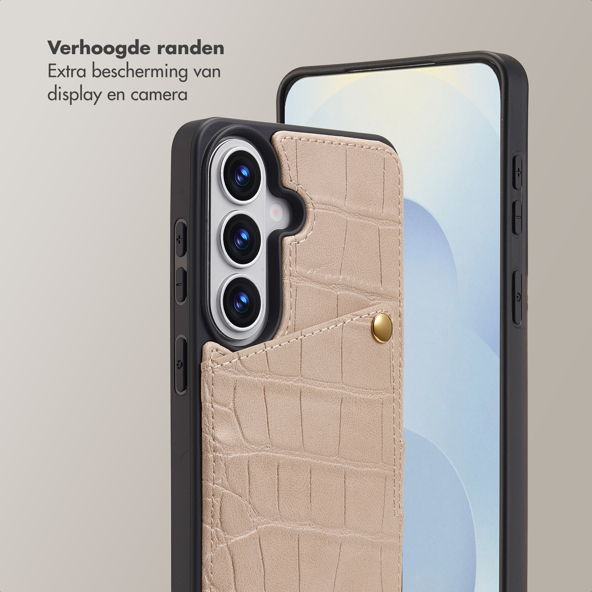 Een beige krokodillenleren telefoonhoes met kaartsleuf op een telefoon.