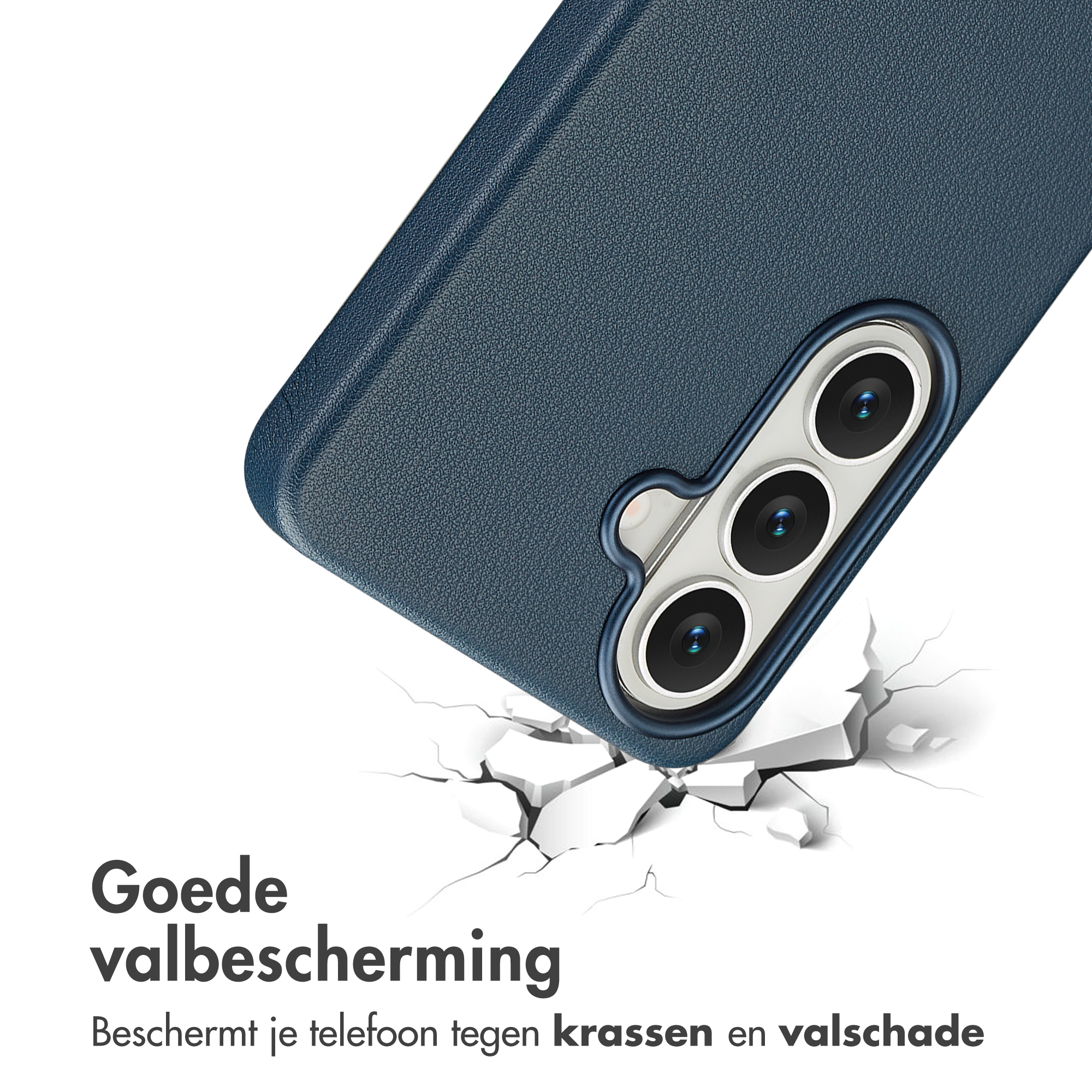 Donkerblauwe telefoonhoes met drie camera's op gebarsten ondergrond.