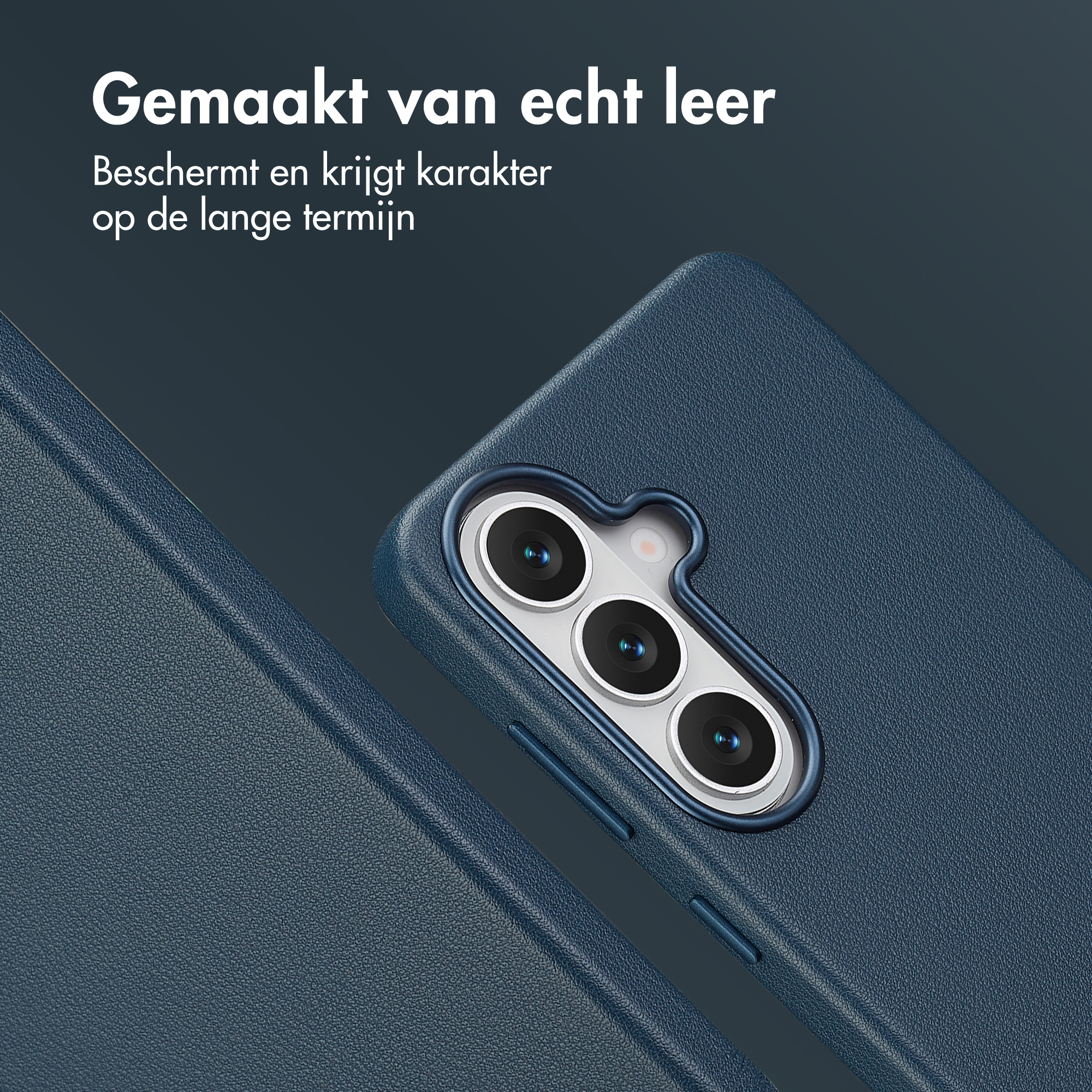 Donkerblauwe lederen telefoonhoes met cameralenzen. Tekst in het Nederlands.
