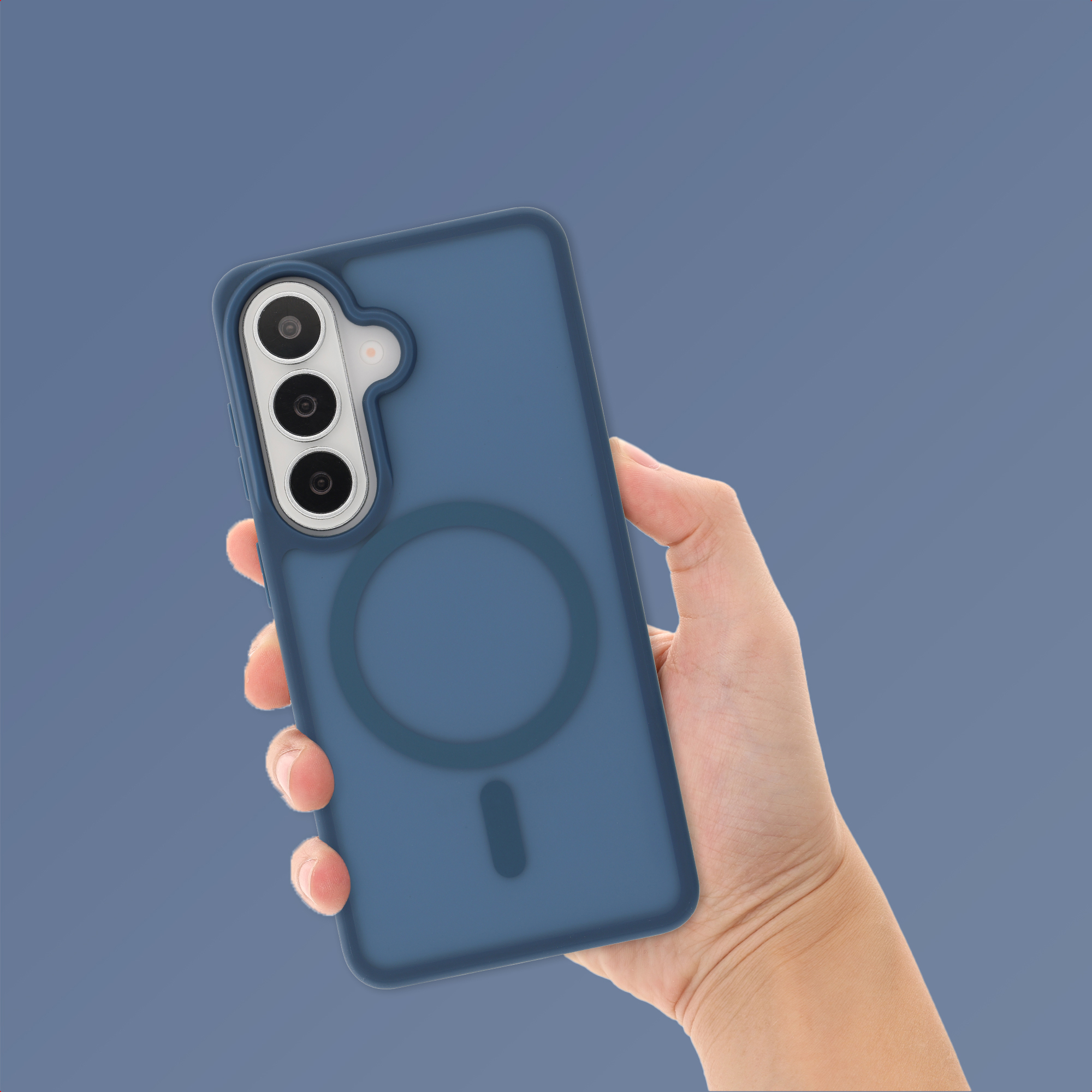 Een hand houdt een blauwe telefoonhoes met cameralens vast.
