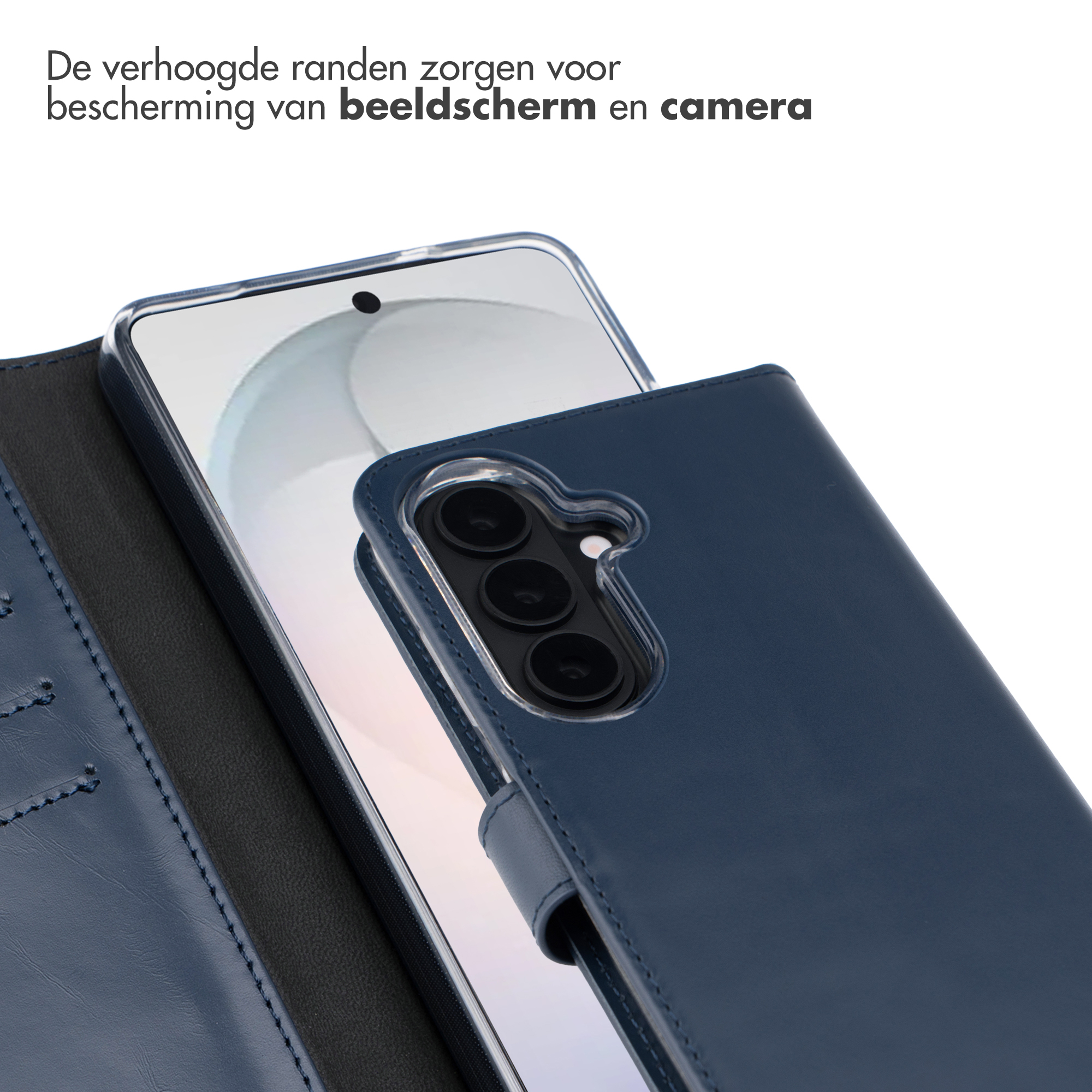 Donkerblauw telefoonhoesje met camera-uitsparing en telefoon.