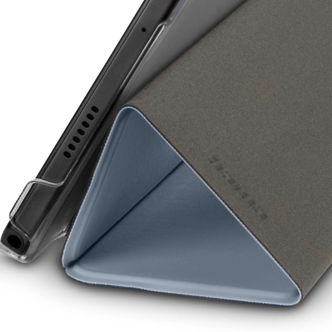 Szara okładka na tablet z niebieskim wnętrzem, stojąca na podstawce.