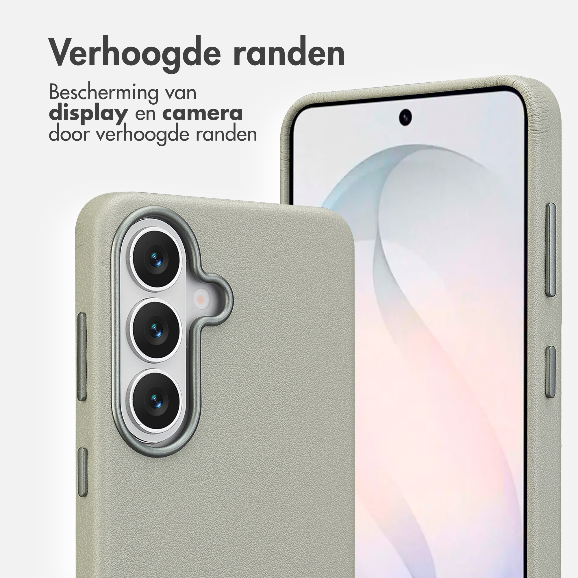 Lichtgrijze telefoonhoes met camera-uitsparing en verhoogde rand, naast een smartphone.