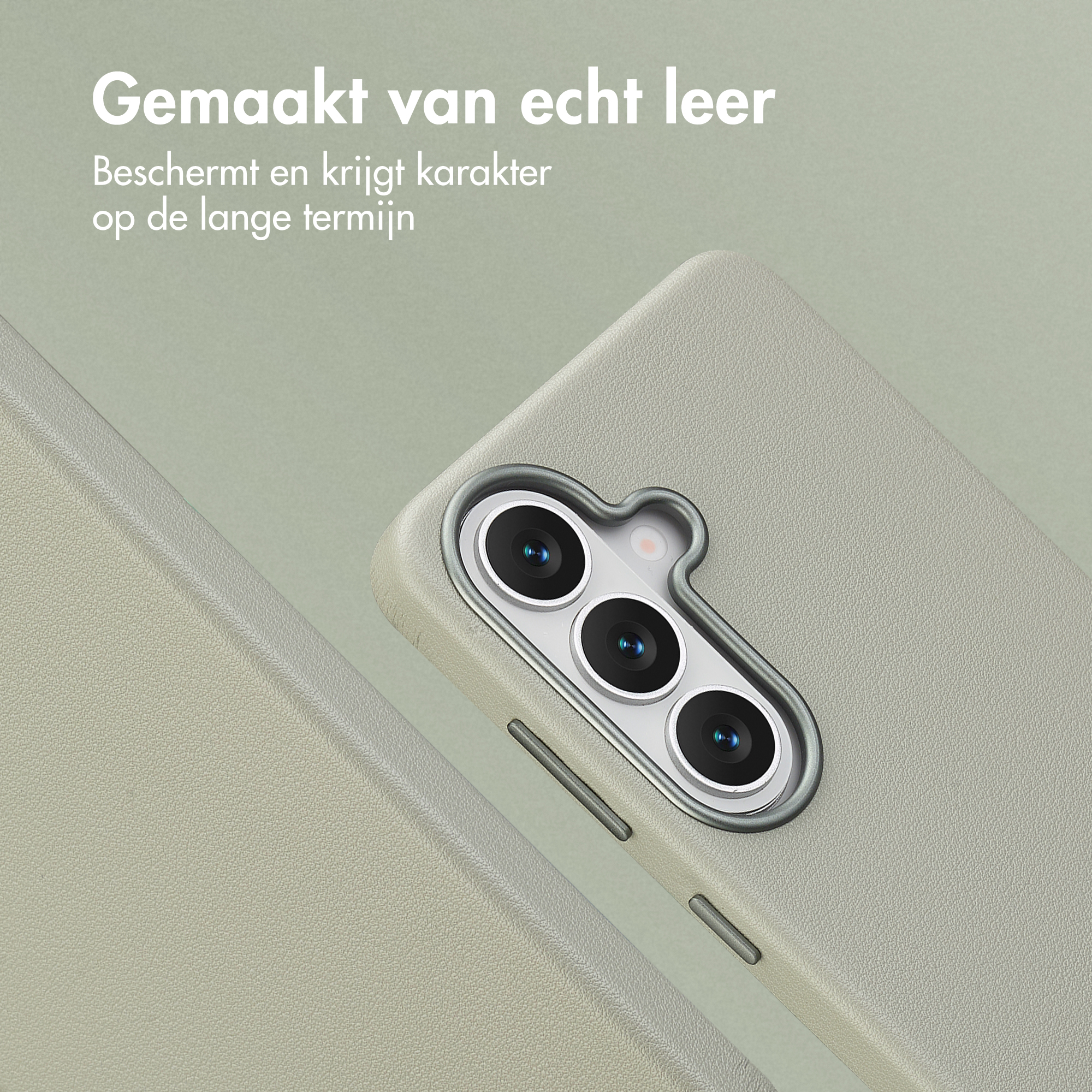 Close-up van een lichtgrijze leren telefoonhoes met cameramodule.