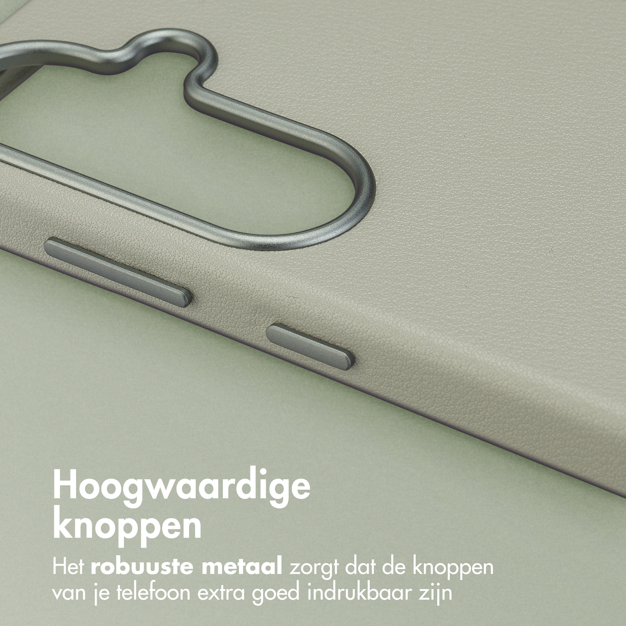 Grijze telefoonhoes met metalen knoppen en tekst.