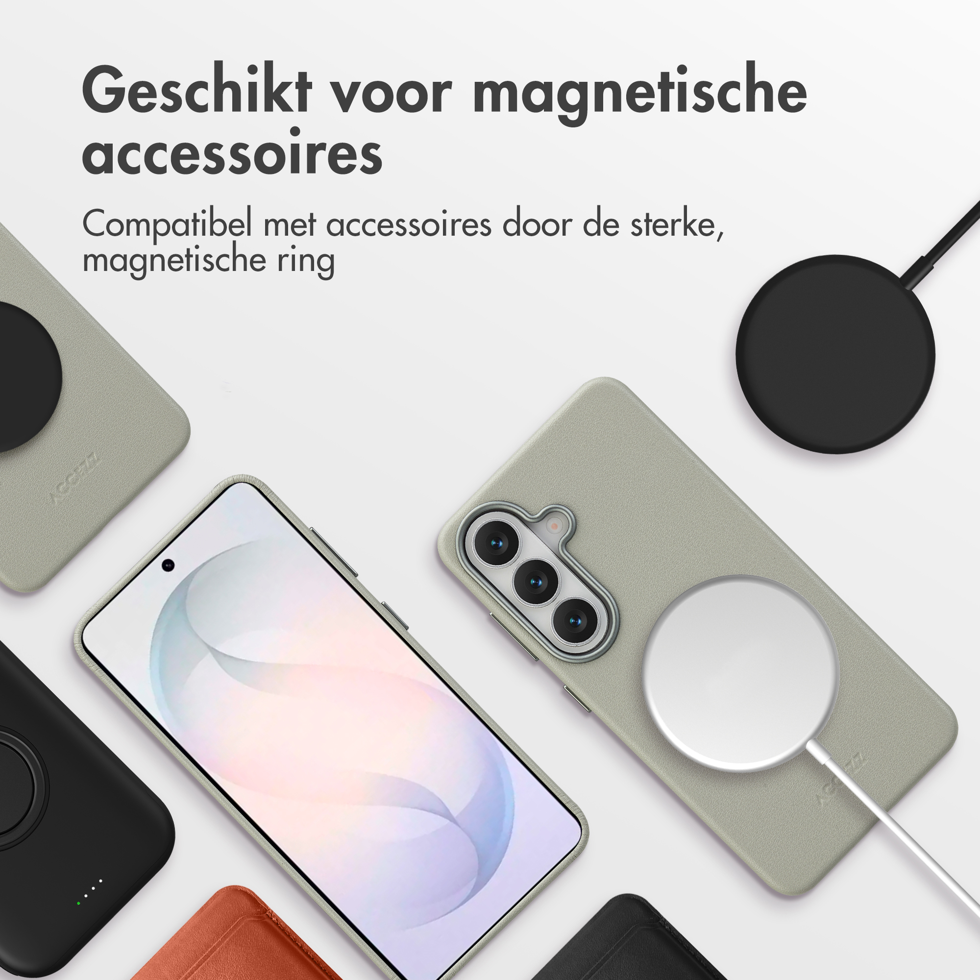 Meerdere telefoonhoesjes en een magnetische oplader op witte achtergrond.
