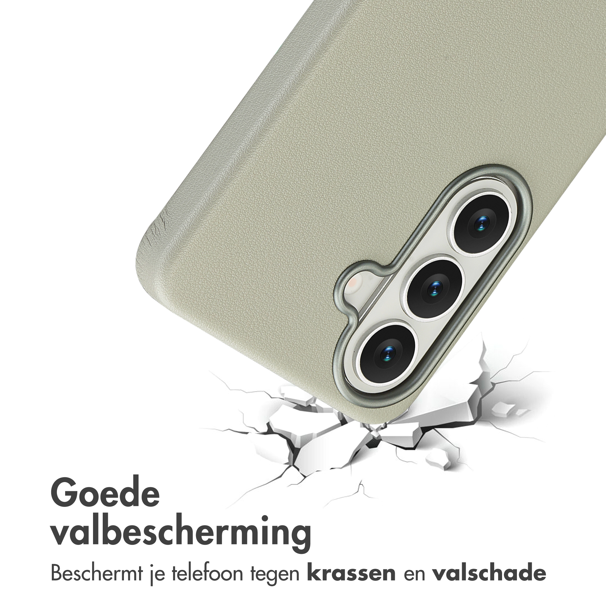 Een grijze telefoonhoes met drie camera's die op een wit gebroken oppervlak slaan.