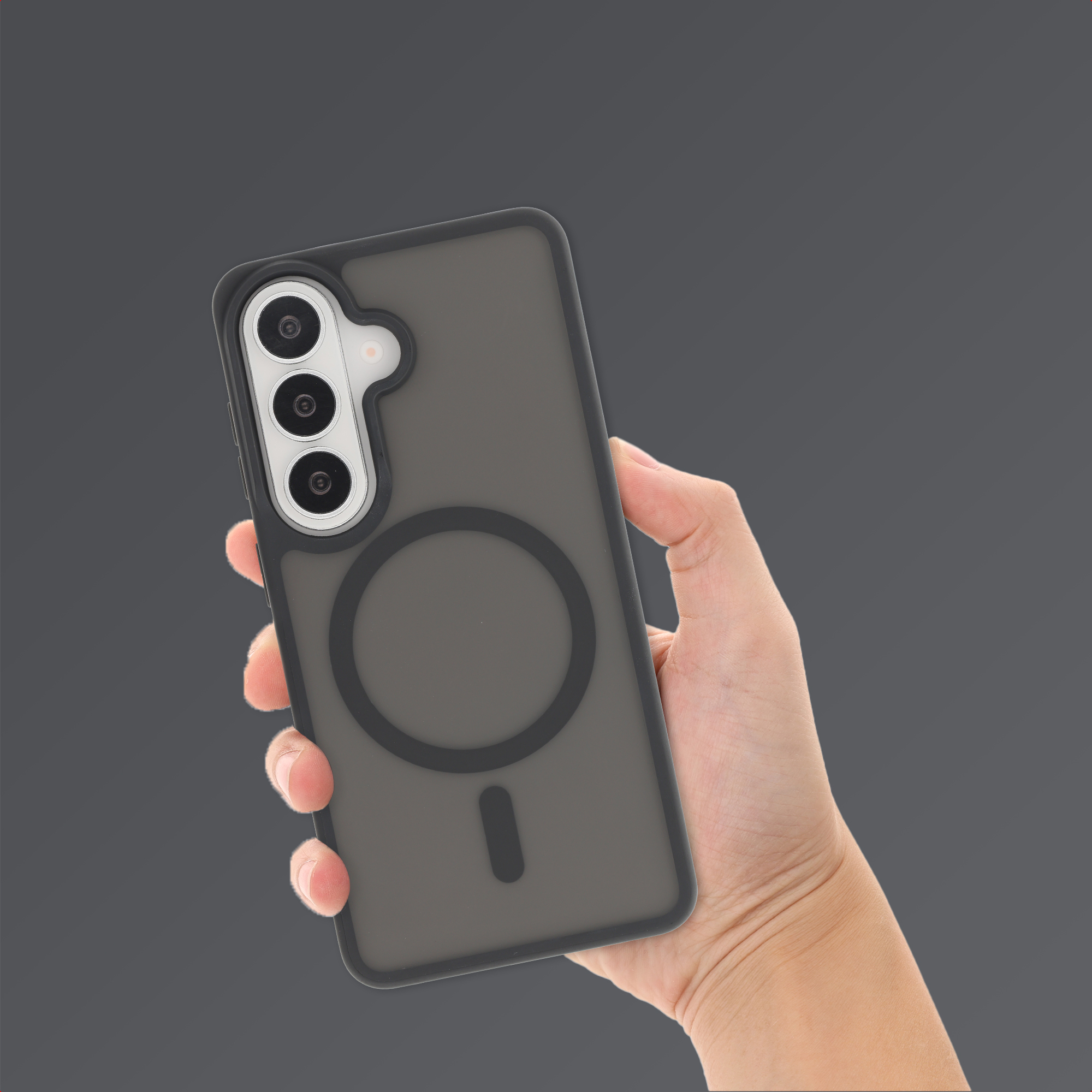 Een hand houdt een rokerige, transparante telefoonhoes vast met camera's en een magnetische ring.