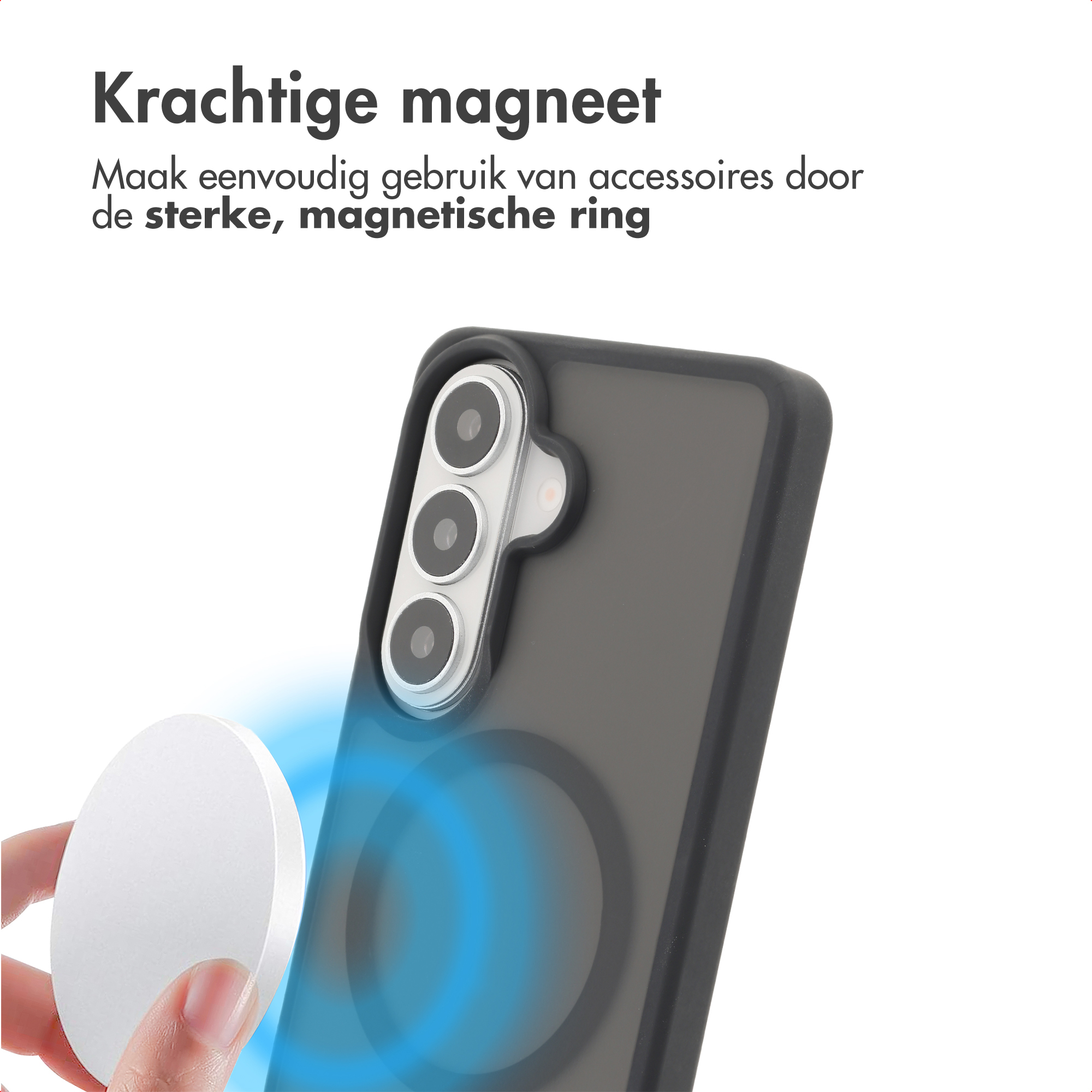 Een witte magneetplaat wordt bij een smartphone met drie camera's gehouden.