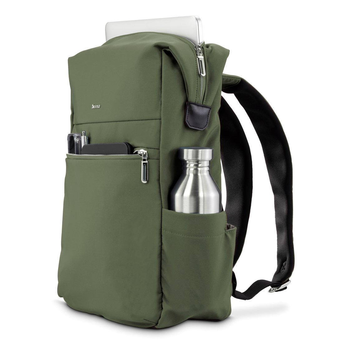 Zielony plecak z laptopem, butelką wody i długopisami.