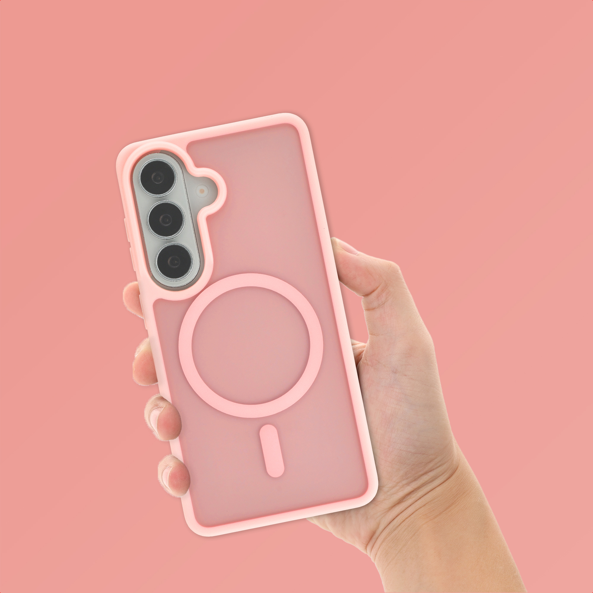 Een hand houdt een roze telefoonhoes vast met drie camera's en een magische ring.