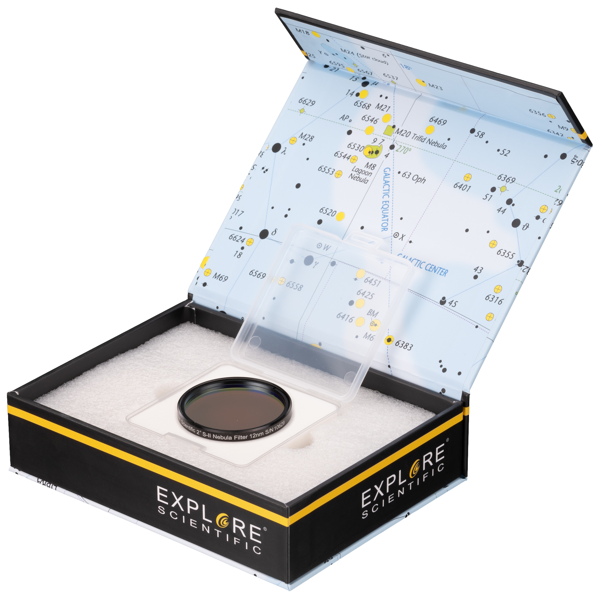 Eine offene Box mit astronomischen Karten zeigt einen Nebelfilter.