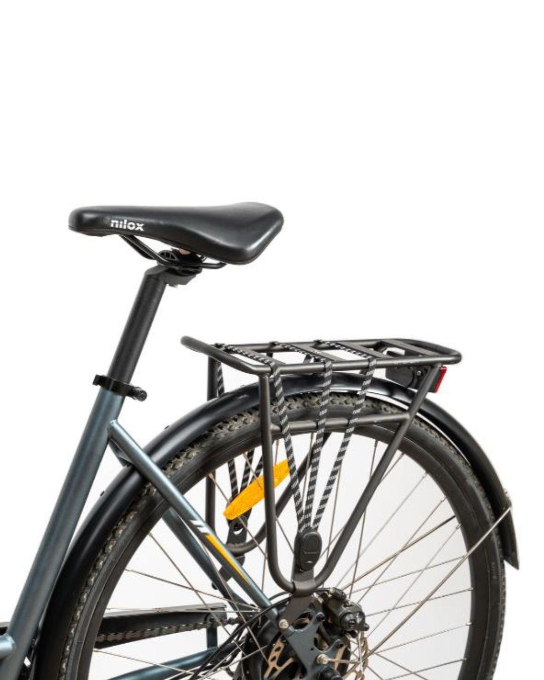 Primo piano della sella e del portapacchi di una bicicletta con raggi e ruota.