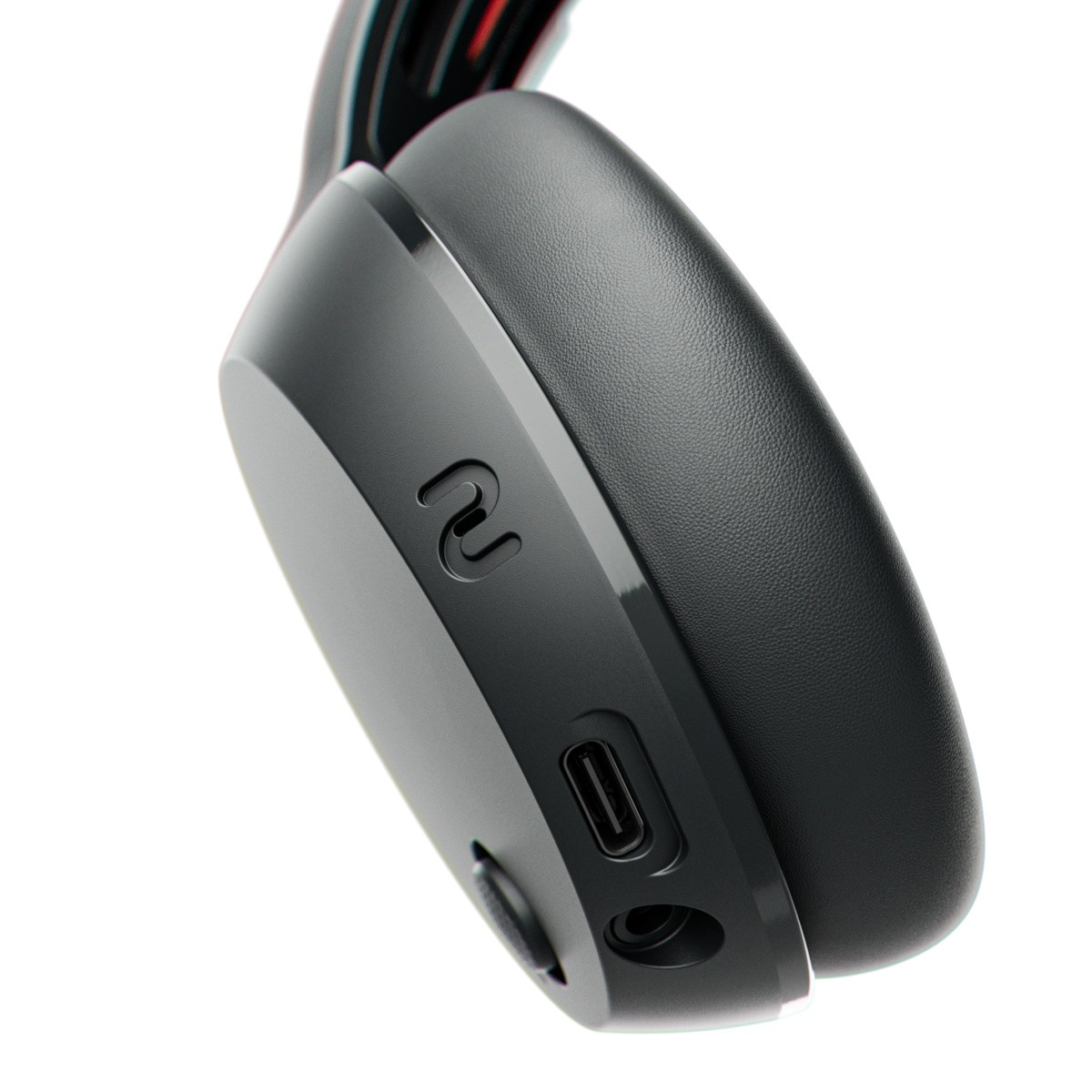 Nahaufnahme eines schwarzen Kopfhörers mit USB-C-Anschluss und Logo.