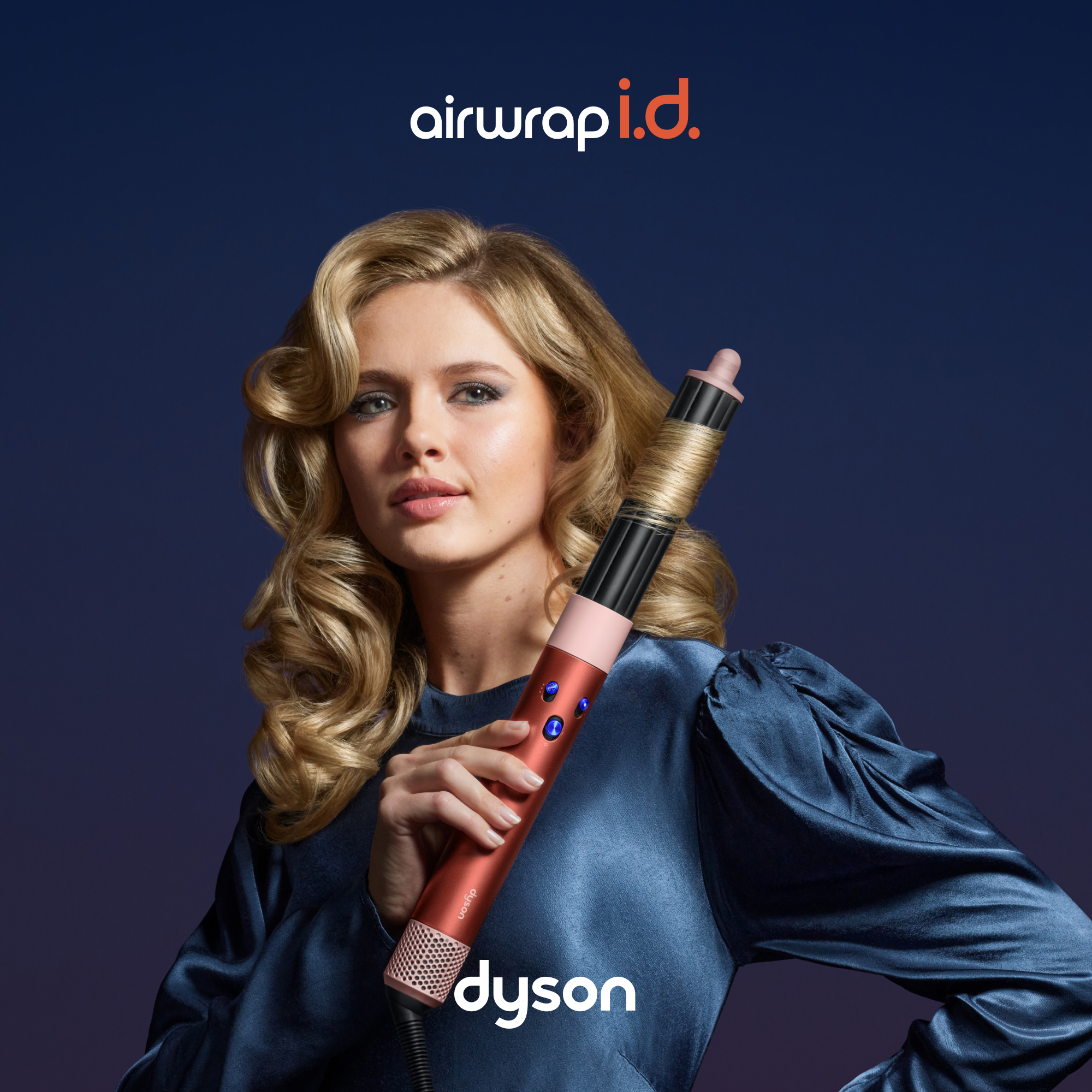 Frau mit goldenen Haaren hält einen rot-schwarzen Dyson Airwrap mit blauen Lichtern.