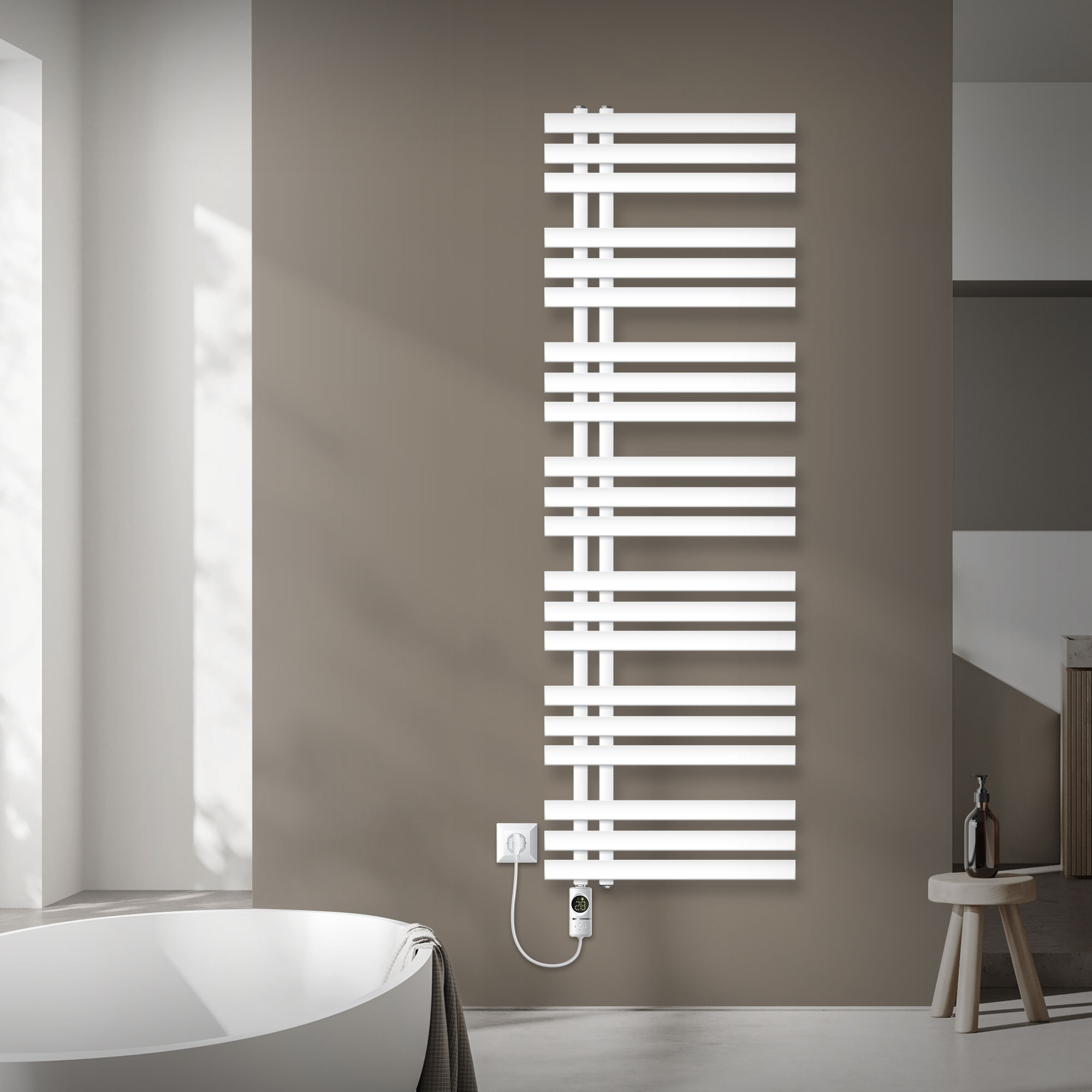 Ein weißer Handtuchwärmer mit horizontalen Stäben hängt an einer braunen Wand neben einer Badewanne.