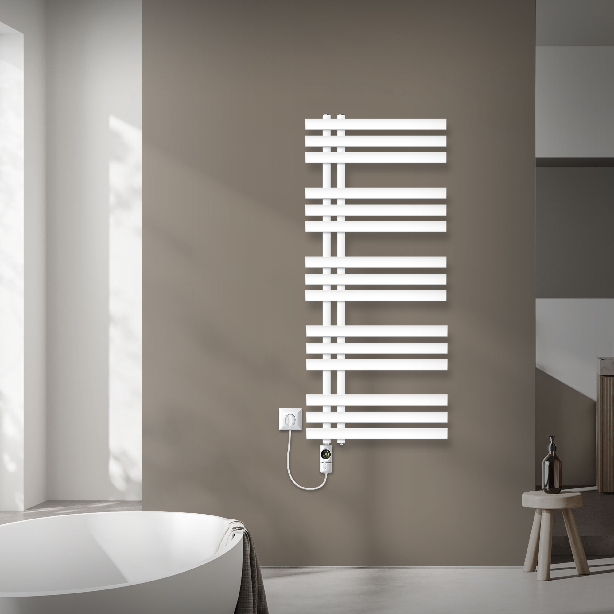Ein weißer Handtuchwärmer mit Thermostat an einer braunen Wand über einer Badewanne.