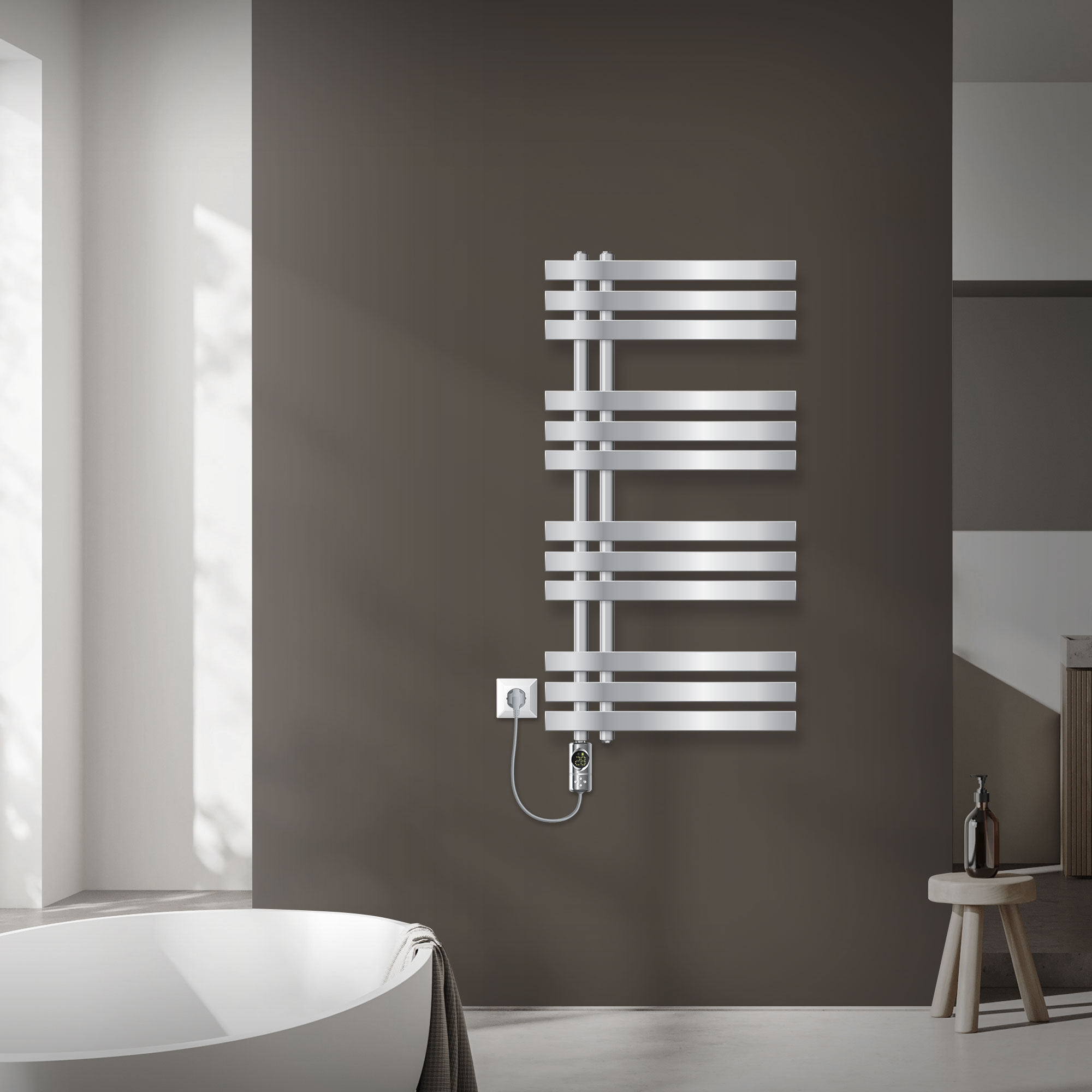 Ein moderner Handtuchwärmer aus Metall hängt an einer braunen Wand neben einer Badewanne.