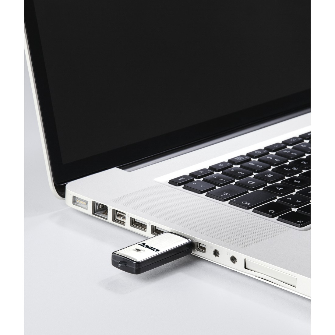 Ein USB-Stick steckt in einem Laptop.