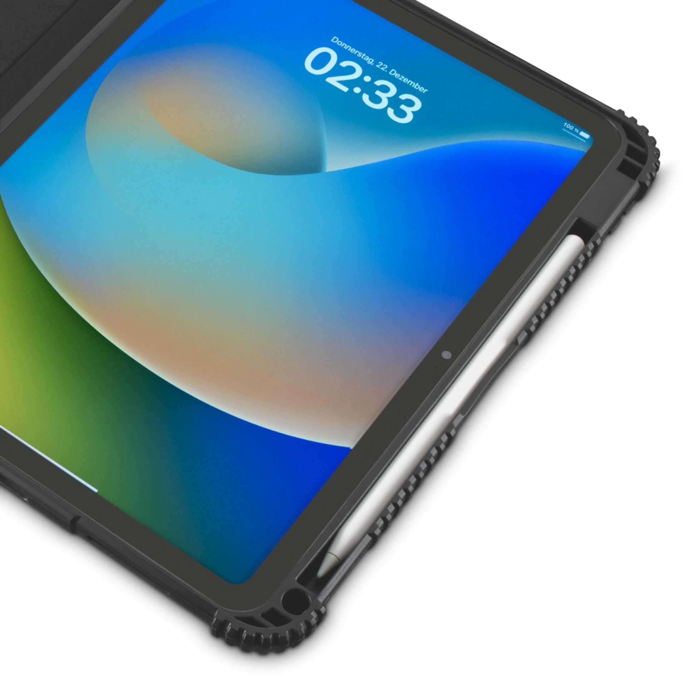 Tablet w etui ochronnym ze stylusem. Na ekranie godzina 02:33.