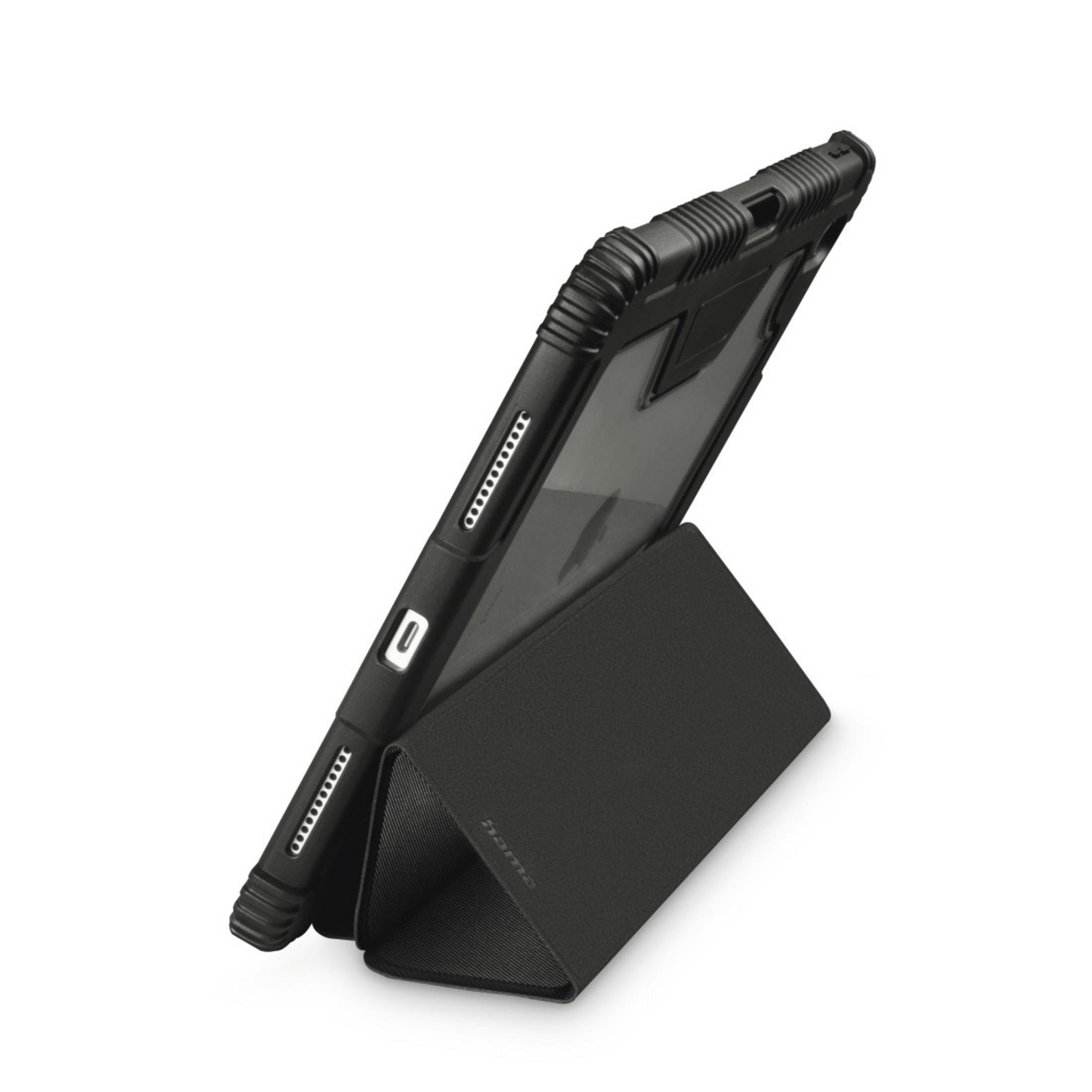 Czarne etui na tablet z funkcją stojaka i prążkowanymi krawędziami.
