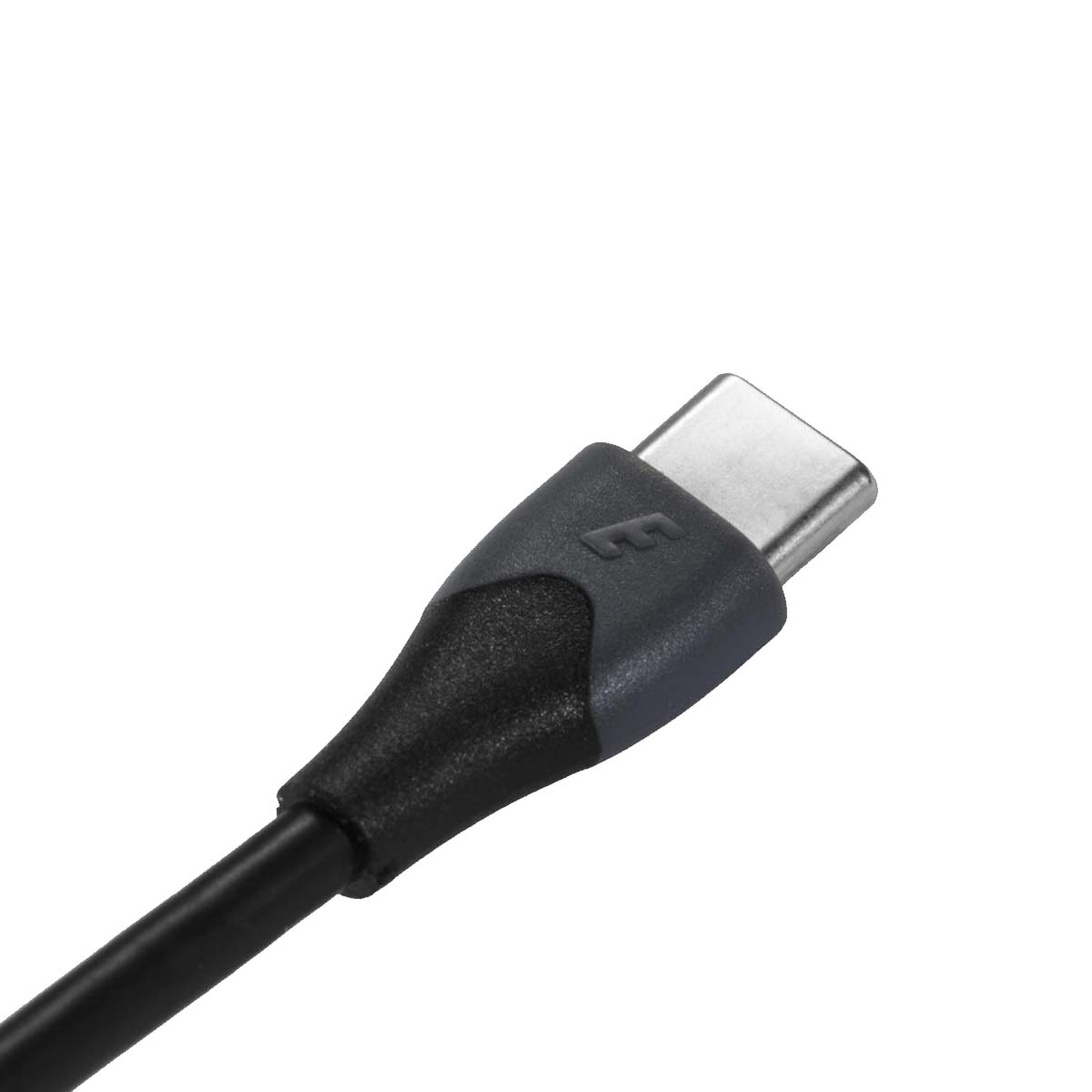 Primo piano di un cavo USB-C nero con connettore argentato e spina grigia.