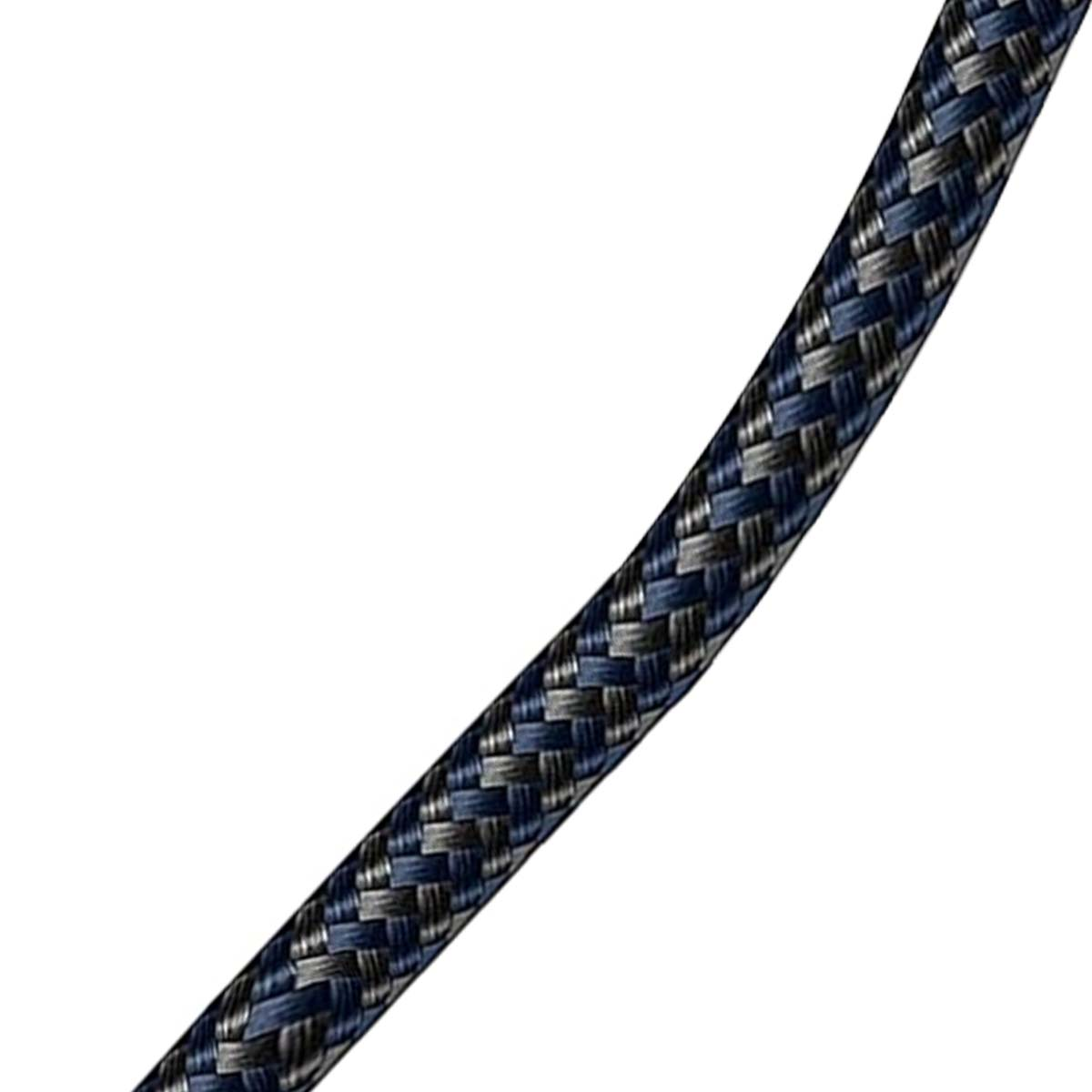 Un cavo intrecciato nei toni del blu e del grigio su sfondo bianco.