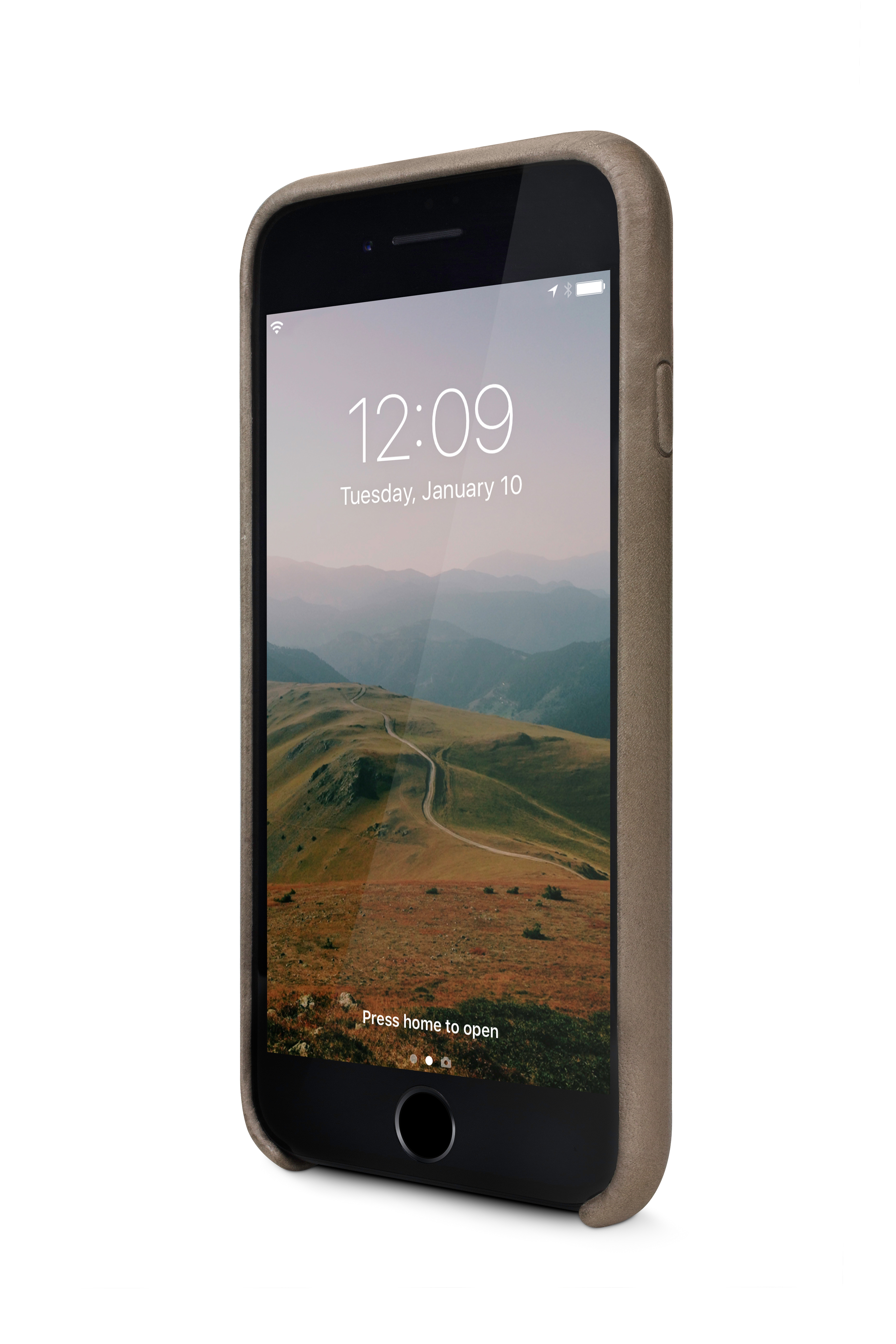 Une coque marron pour iPhone avec un paysage de montagne à l'écran.