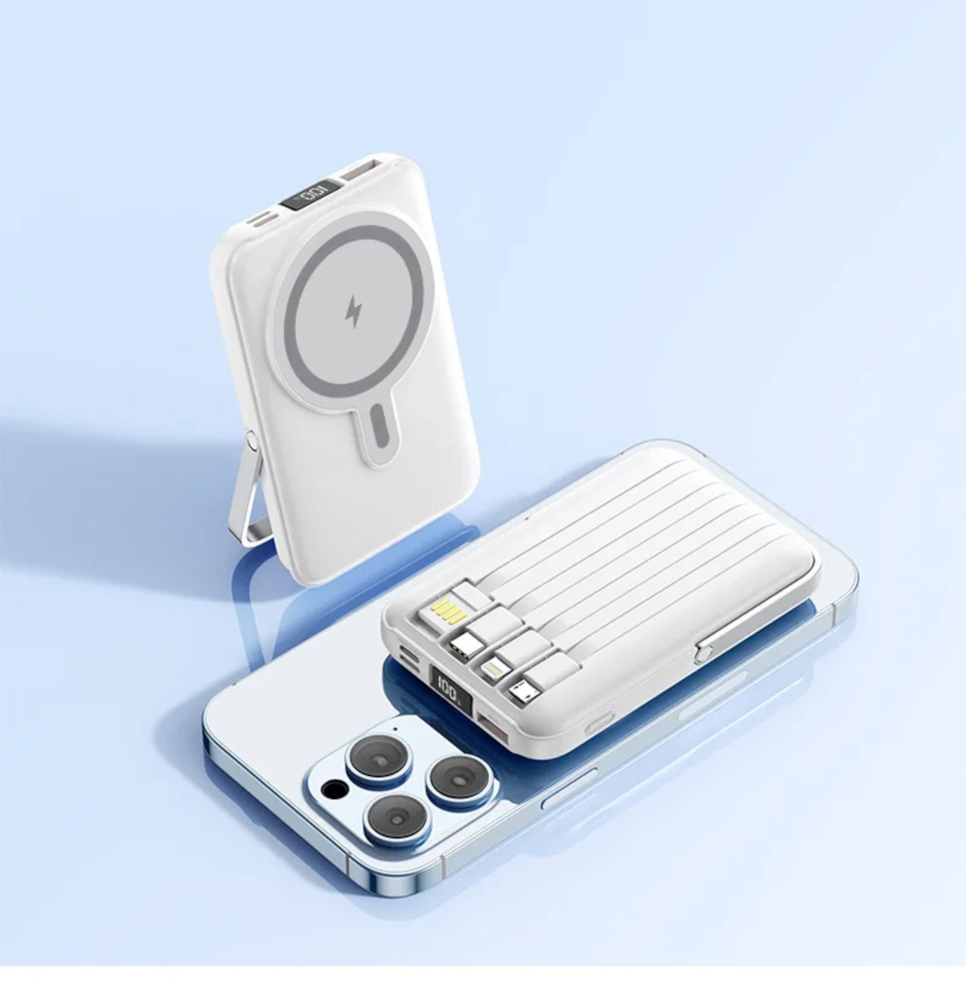 Zwei weiße Powerbanks, eine mit Ständer, liegen auf einem hellblauen Hintergrund.