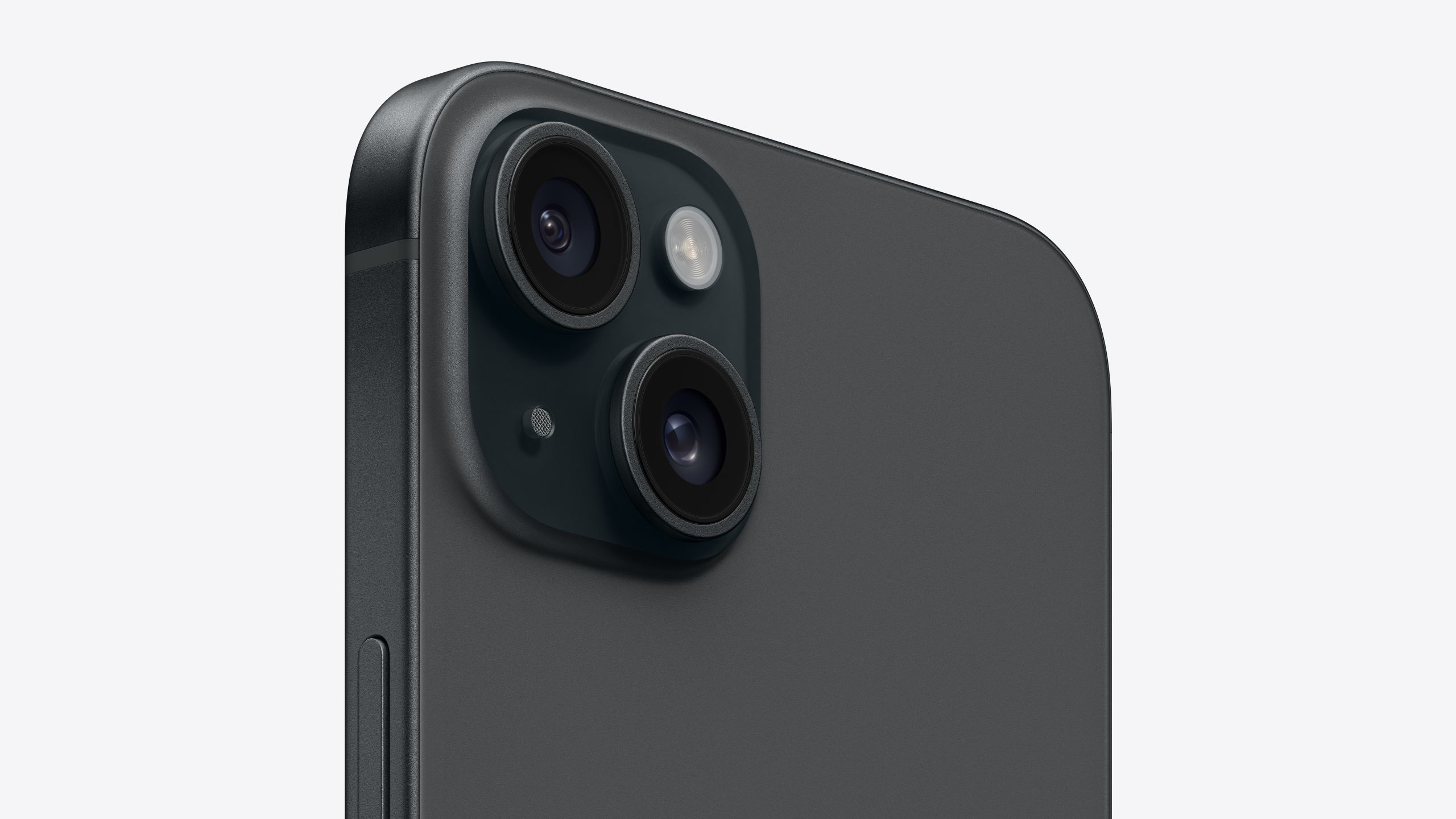 Primer plano del reverso de un iPhone oscuro con dos cámaras y flash.