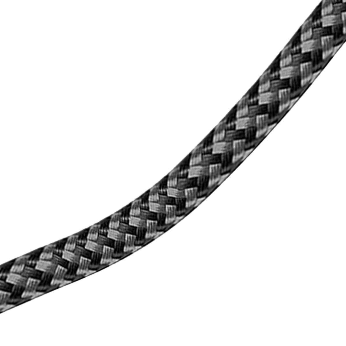 Un cavo intrecciato grigio si curva su sfondo bianco.