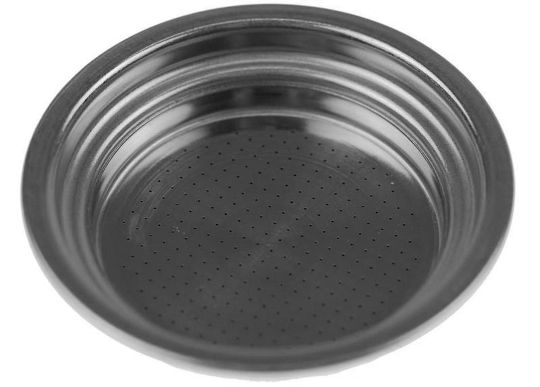 Ein leerer, silberner Siebträgerkorb für eine Espressomaschine mit vielen kleinen Löchern.
