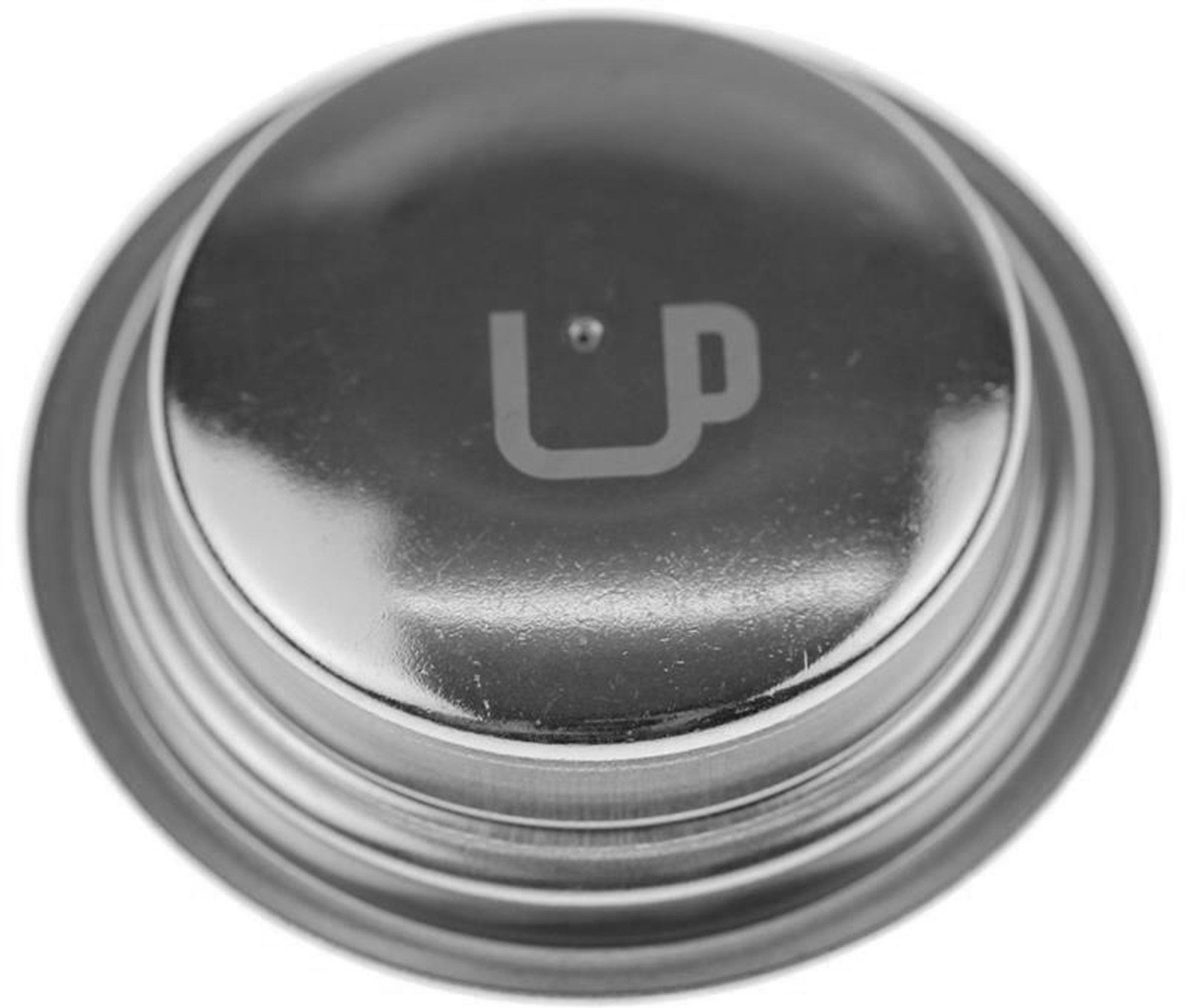 Eine silberne Kappe mit einem "UP"-Logo und einem Punkt.