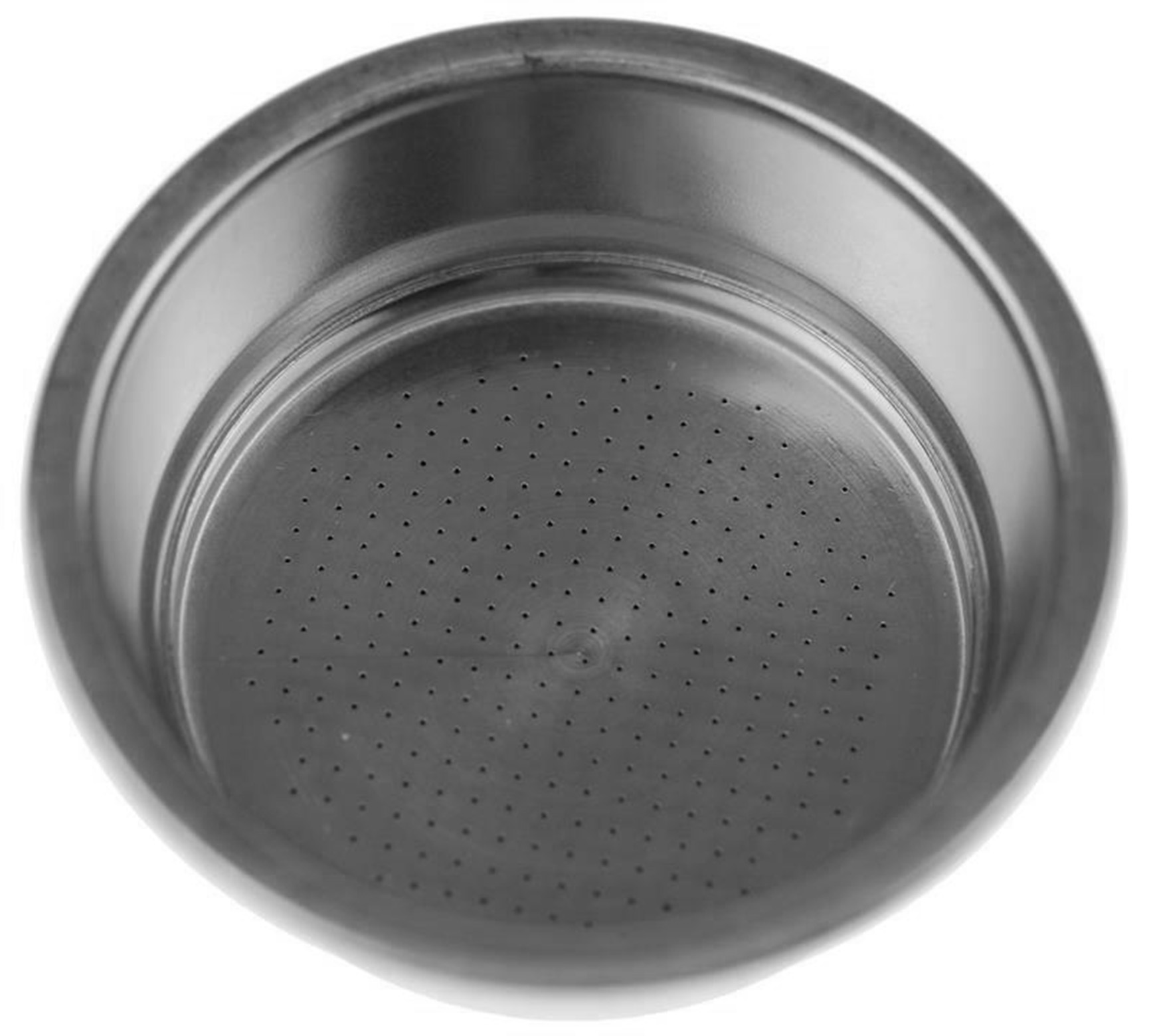 Metall-Siebträgerkorb mit vielen kleinen Löchern, Nahaufnahme von oben.