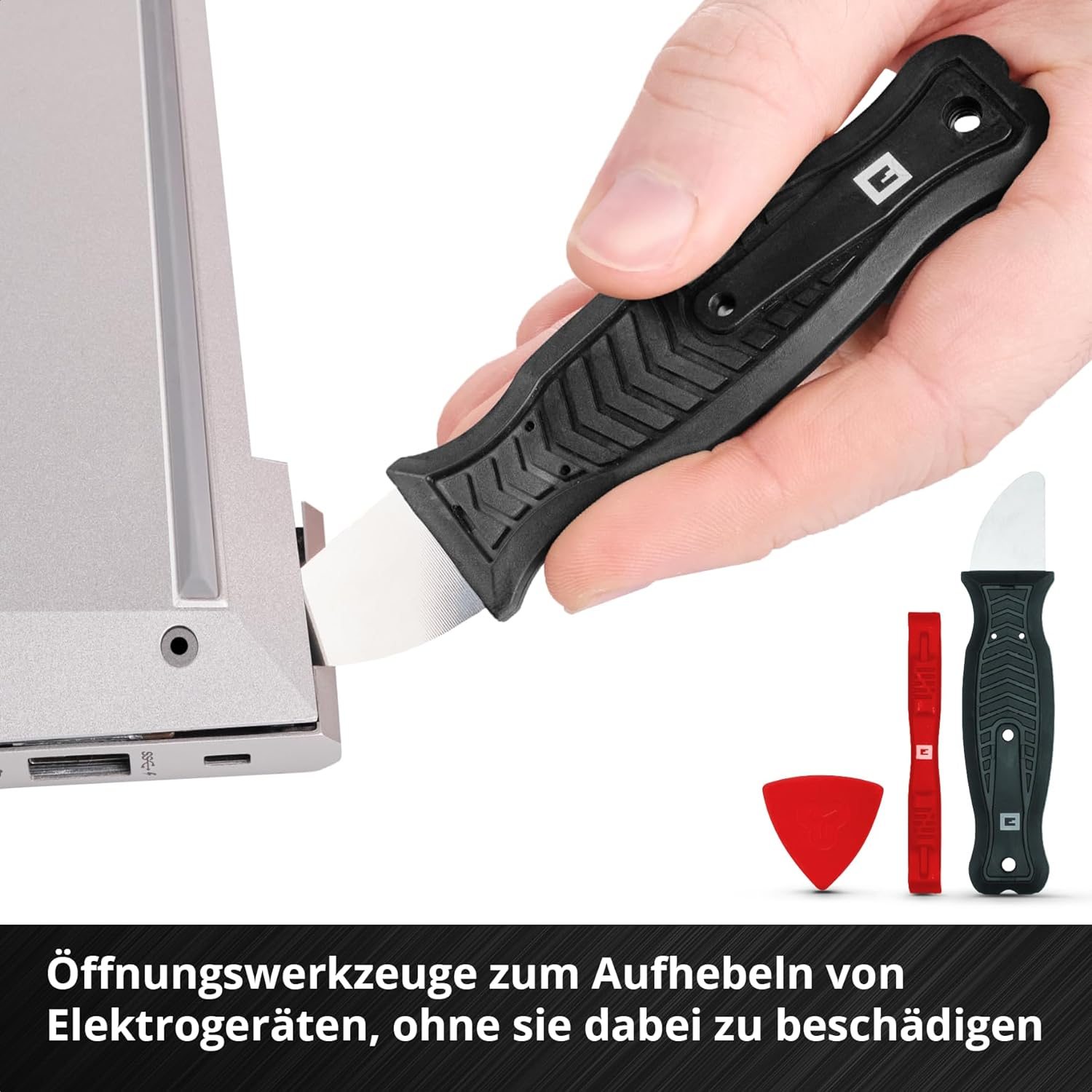 Hand hält ein schwarzes Werkzeug zum Öffnen von Elektronikgeräten neben einem Laptop.