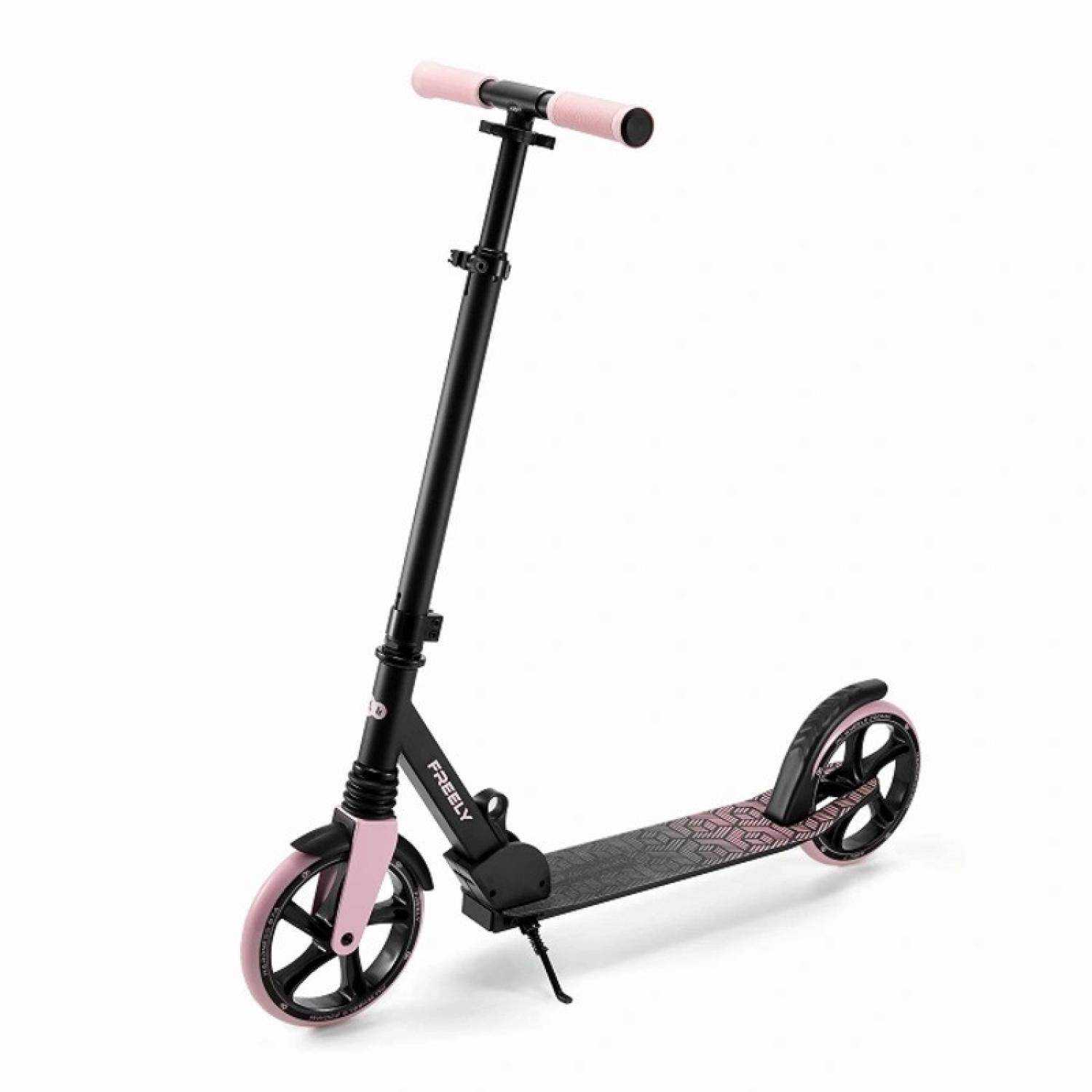 Ein schwarzer Roller mit rosa Griffen und Rädern steht auf weißem Hintergrund.
