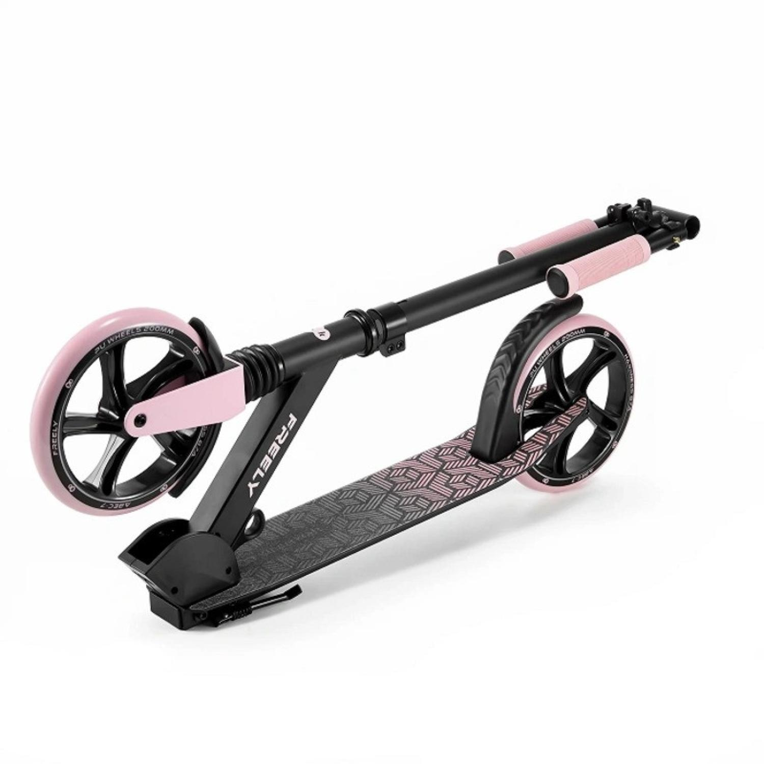 Ein schwarzer Roller mit rosa Griffen und Rädern auf weißem Hintergrund.
