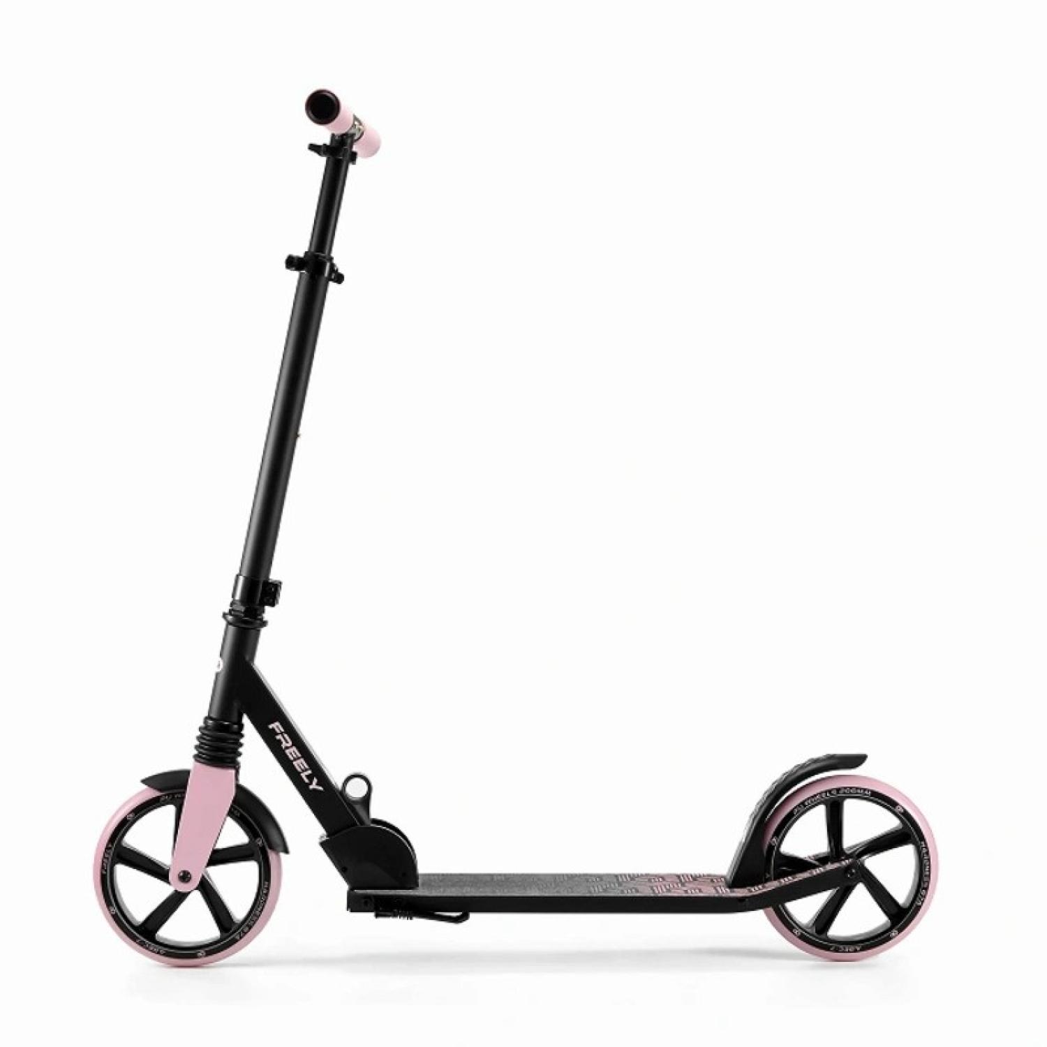 Ein schwarzer Roller mit rosa Rädern und Griffen, auf weißem Hintergrund.
