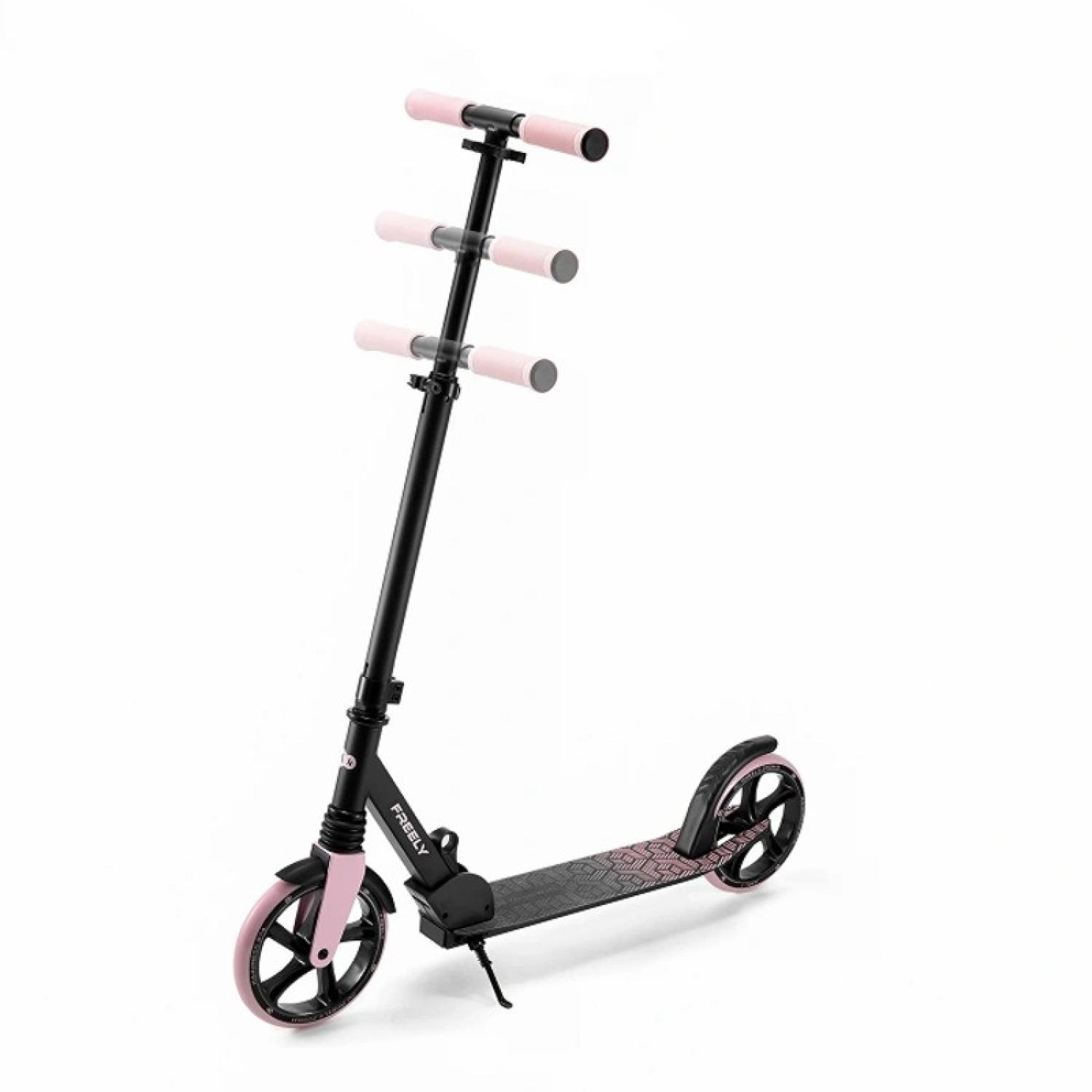 Ein schwarzer Roller mit pinken Griffen und Rädern auf weißem Hintergrund.