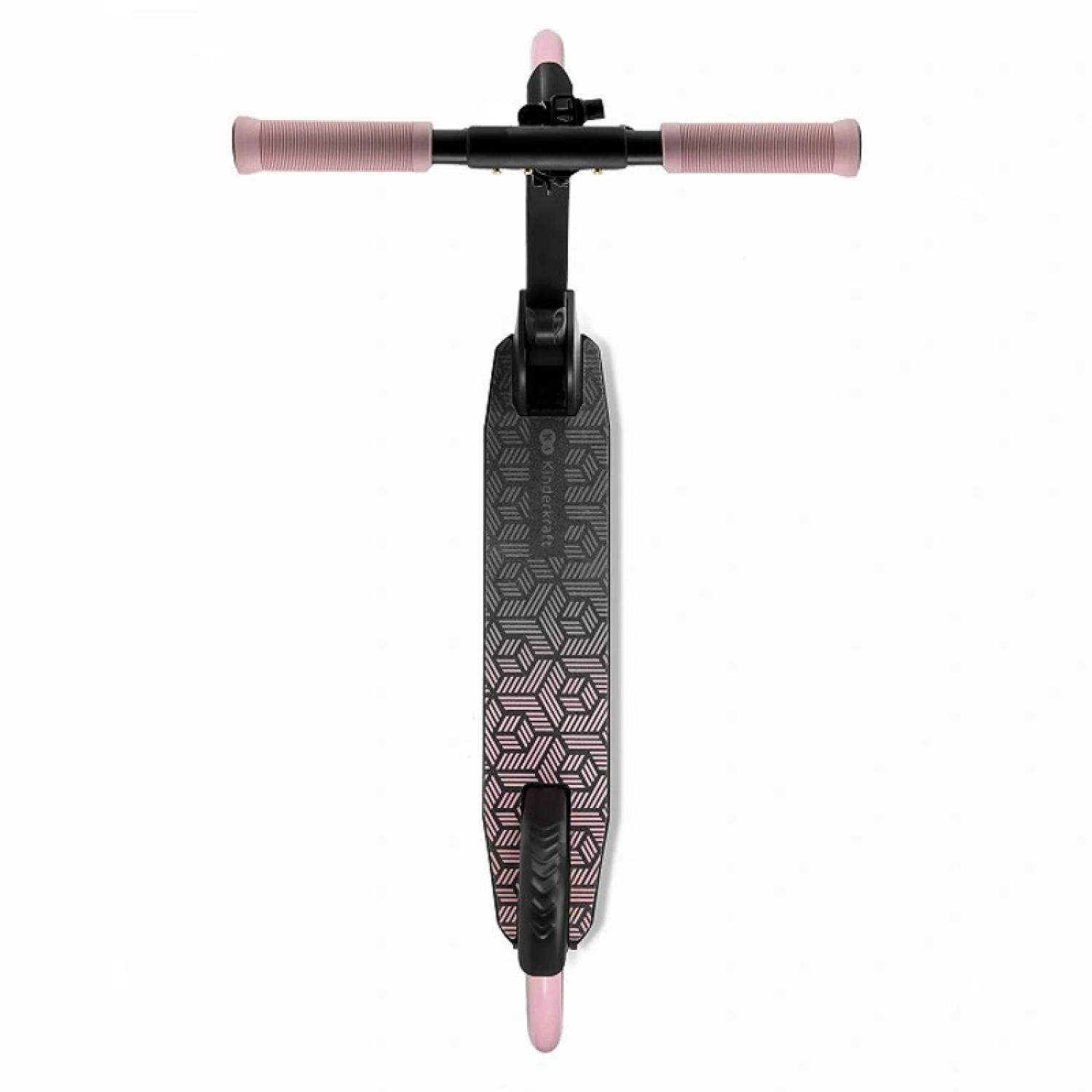 Ein rosa und schwarzer Roller mit geometrischem Muster auf weißem Hintergrund.