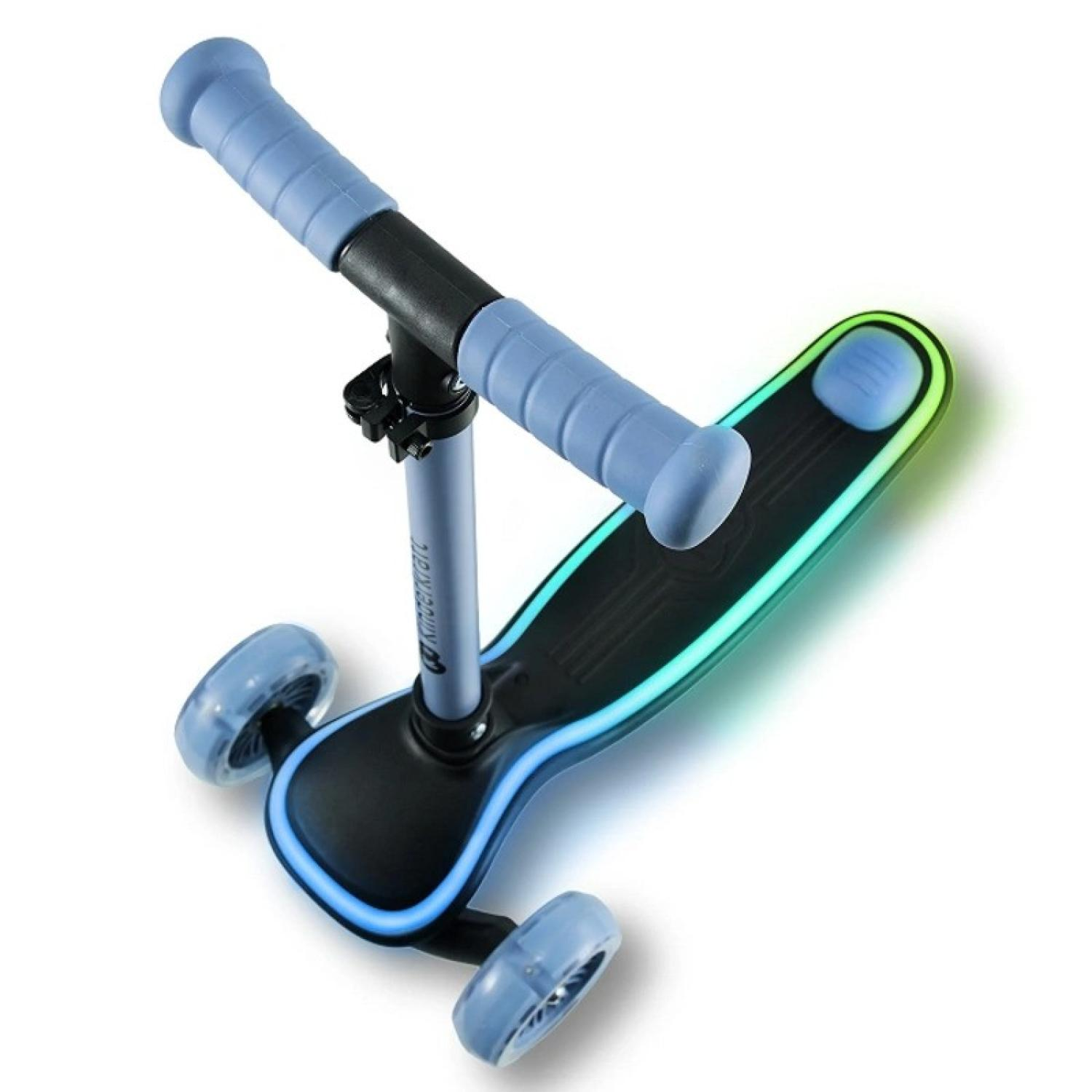 Ein dreirädriger Roller mit blauen Griffen und beleuchtetem Trittbrett.