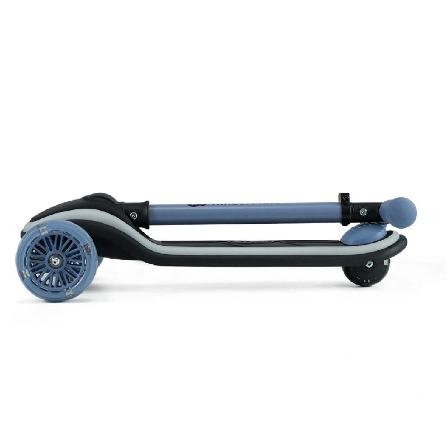 Ein dreirädriger Roller in Schwarz und Blau mit blauem Lenker und Griff.