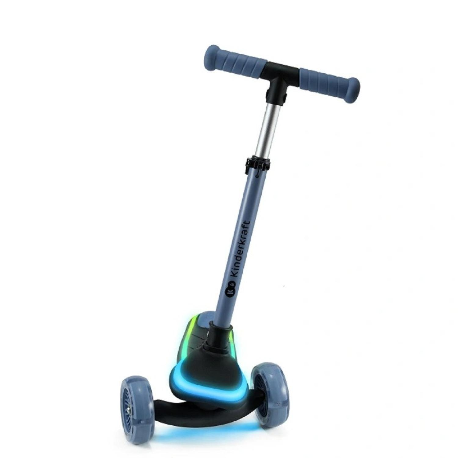 Ein dreirädriger Roller mit blauen Griffen und leuchtenden blauen Akzenten.