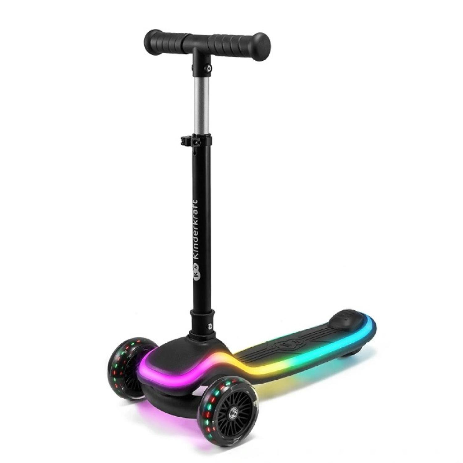 Dreirad-Roller mit LED-Beleuchtung an Rädern und Trittbrett, weißer Hintergrund.