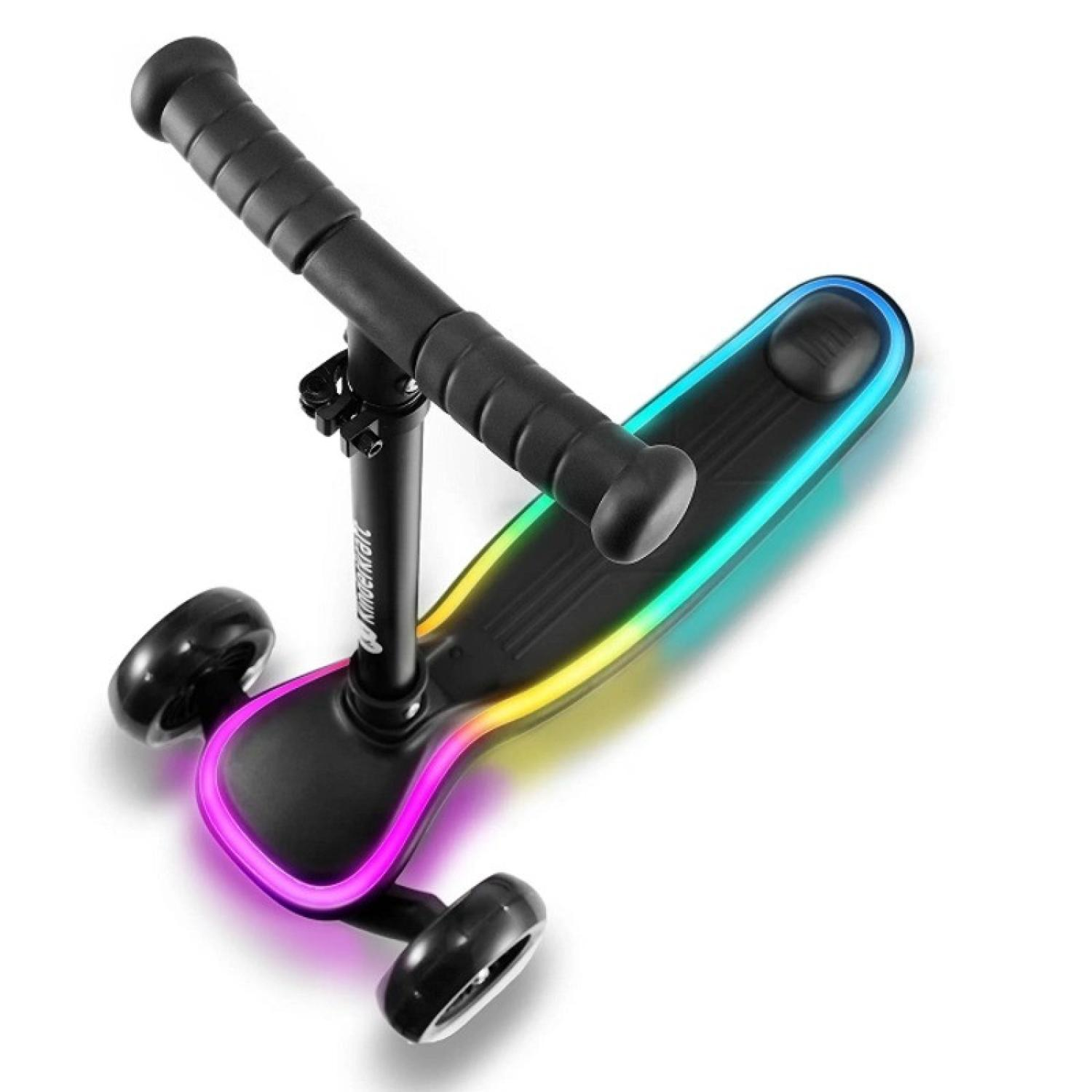 Ein dreirädriger Roller mit bunten Lichtern am Trittbrett.