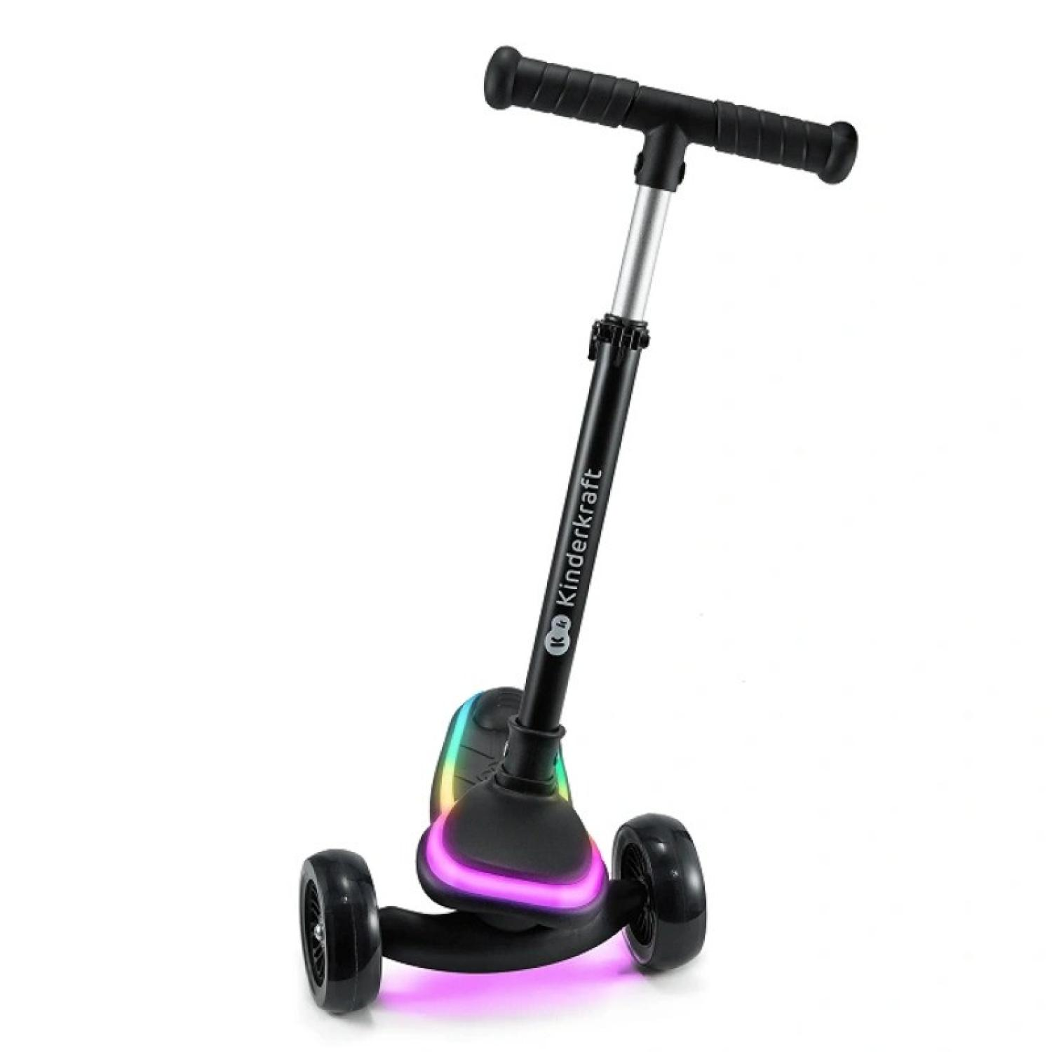 Ein schwarzer dreirädriger Roller mit bunten LED-Lichtern am Trittbrett.