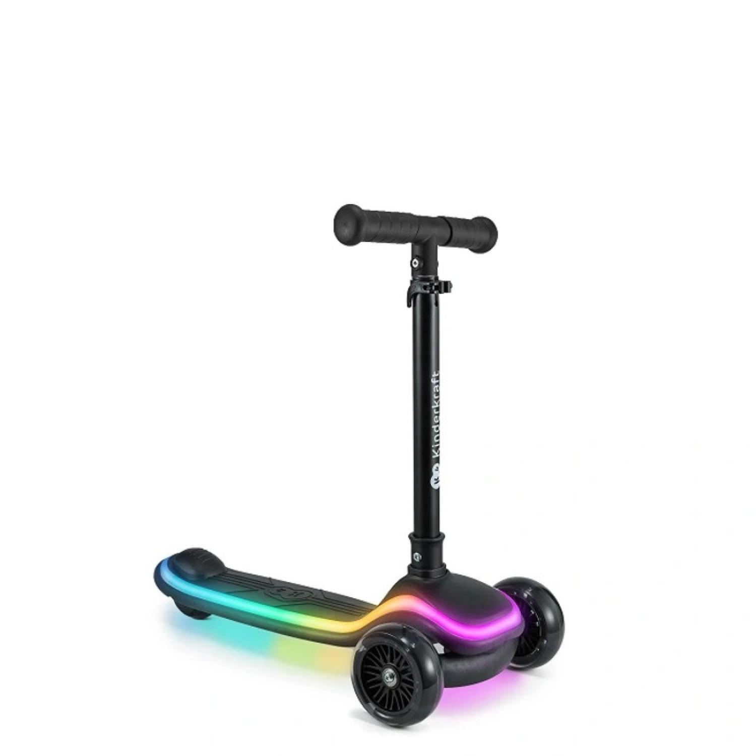 Ein dreirädriger Roller mit bunten Lichtern am Deck und an den Rädern.
