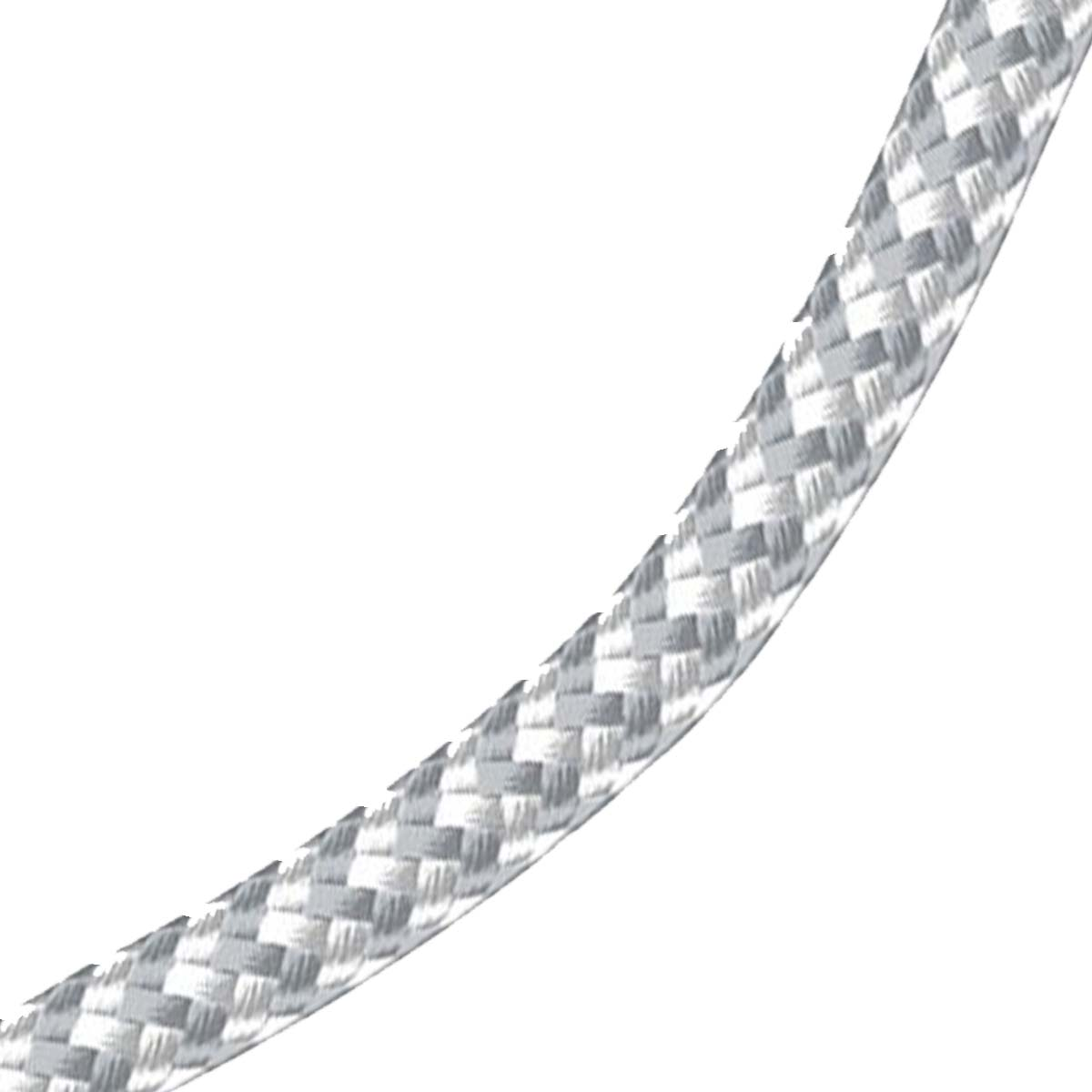 Una corda argentata intrecciata curva su uno sfondo bianco.